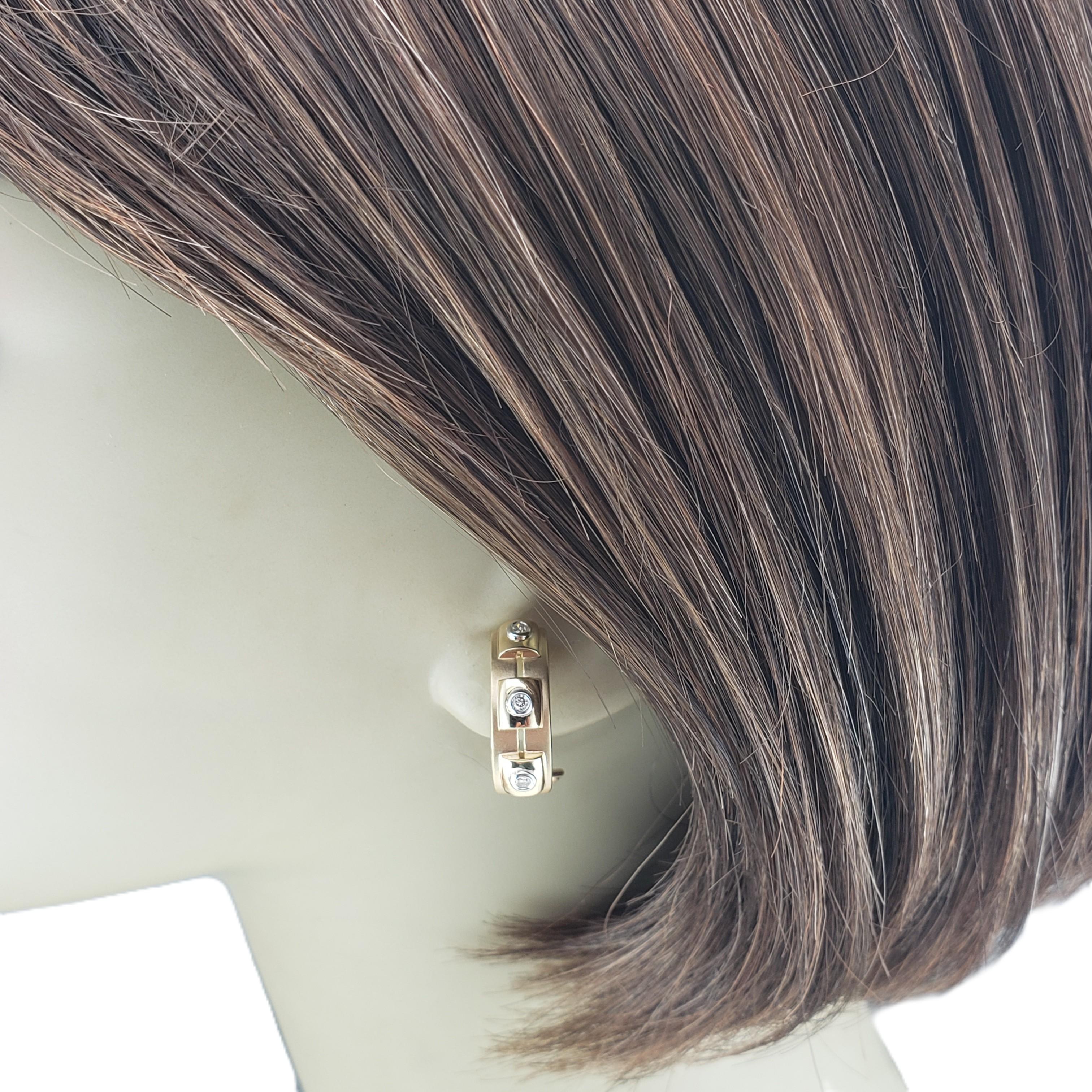 Boucles d'oreilles en or jaune et blanc 14K avec diamants et oméga #23118 en vente 1