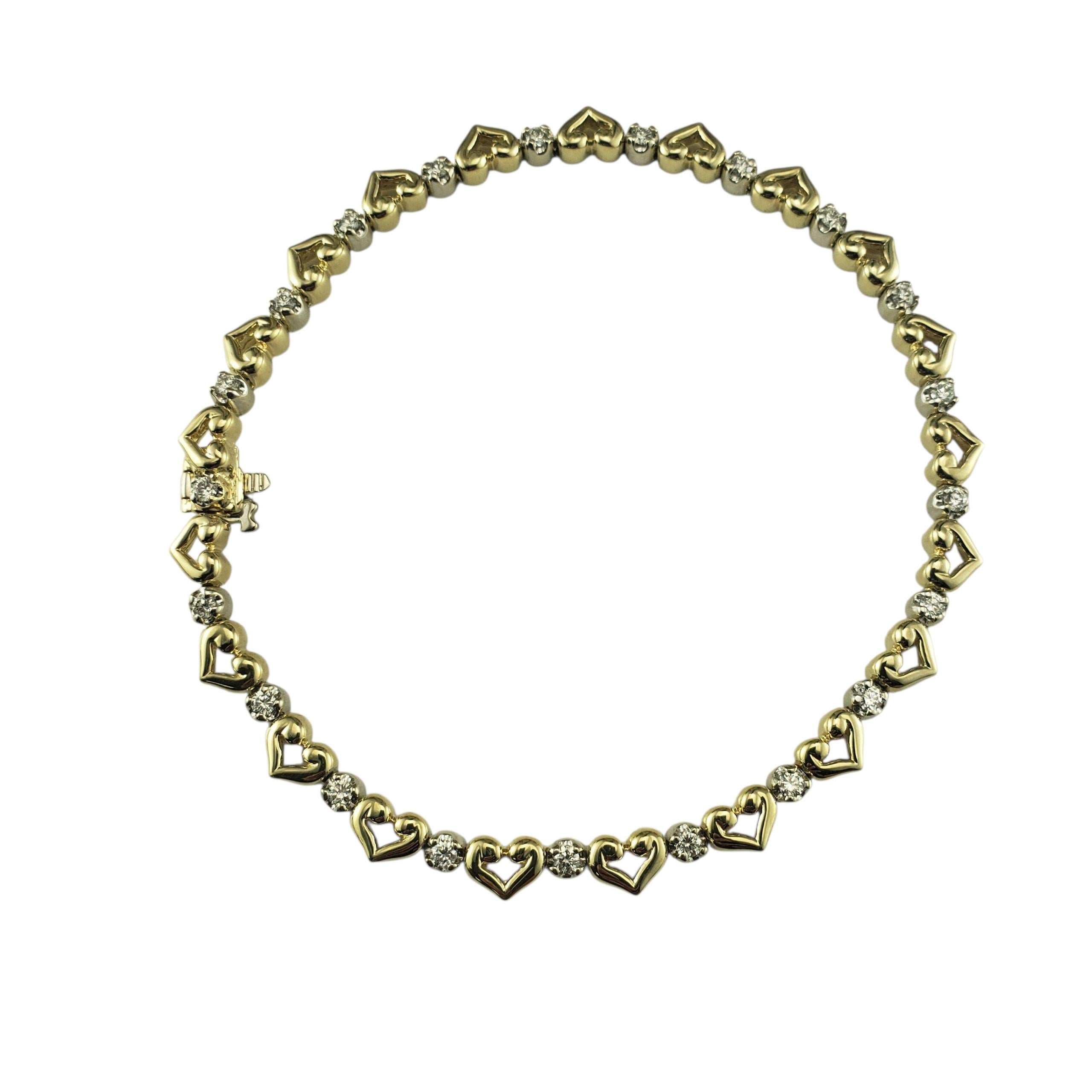 Bracelet en or jaune et blanc 14K avec diamants en forme de coeur-

Ce charmant bracelet présente en alternance des maillons ouverts en forme de cœur en or jaune et 21 diamants étincelants de taille brillante sertis dans un magnifique or blanc 14K.