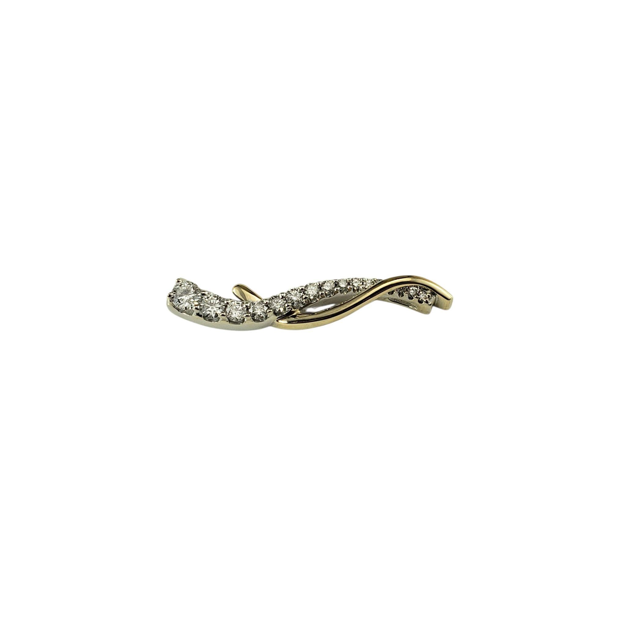 Pendentif en or jaune et blanc 14K avec diamants

Ce pendentif en or jaune et blanc 14 carats est orné de 16 diamants ronds de taille brillant, sertis dans un gracieux motif croisé. Parfait pour la vie de tous les jours et les occasions