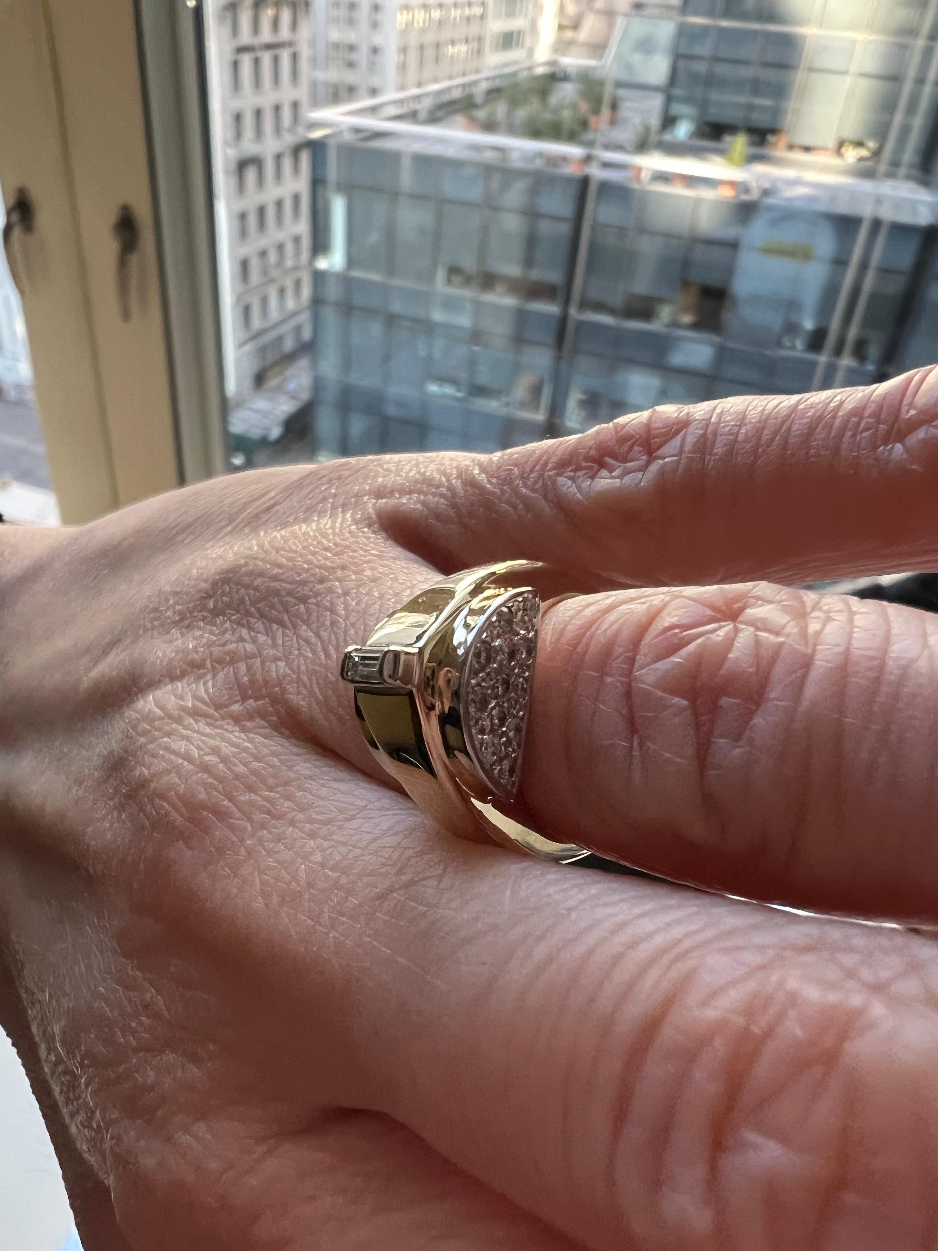 Bague « Egg » en or jaune et blanc 14 carats avec diamants blancs en vente 1