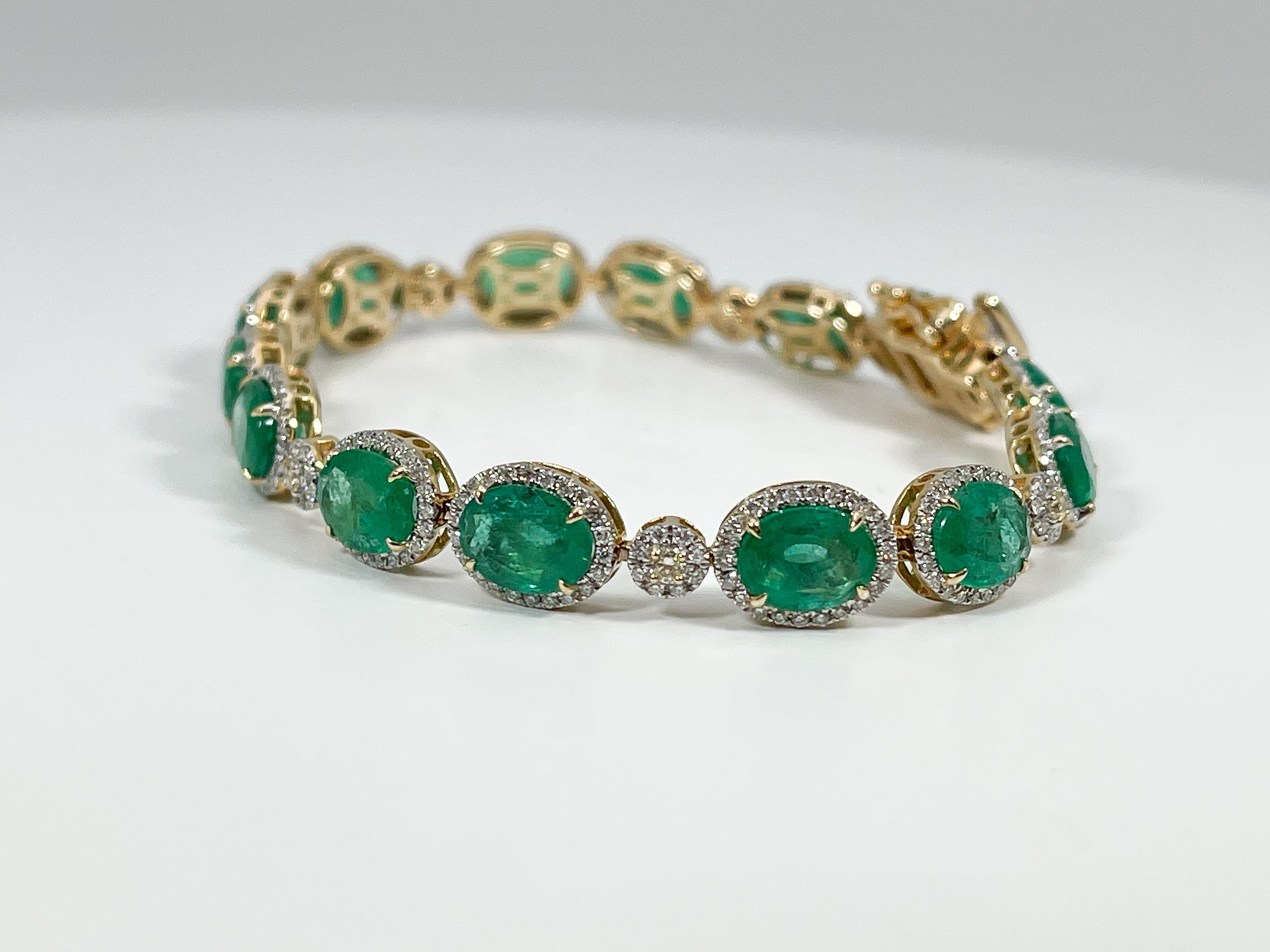 Pulsera de esmeraldas y diamantes de oro amarillo y blanco de 14 quilates Corte oval en venta