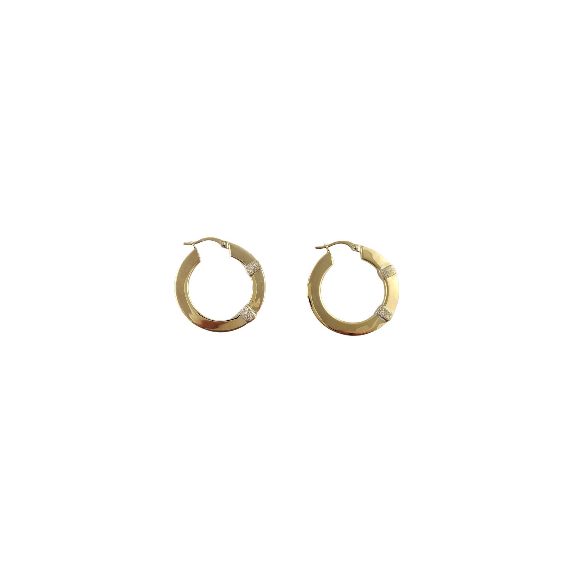14K Yellow and White Gold Hoop Earrings

Crafted in 14K these beautiful hoops are mostly yellow gold tone but have hints of white gold with a grainy texture giving these earrings a sparkle feel to them and are a very unique style.

Size: 28.5mm X
