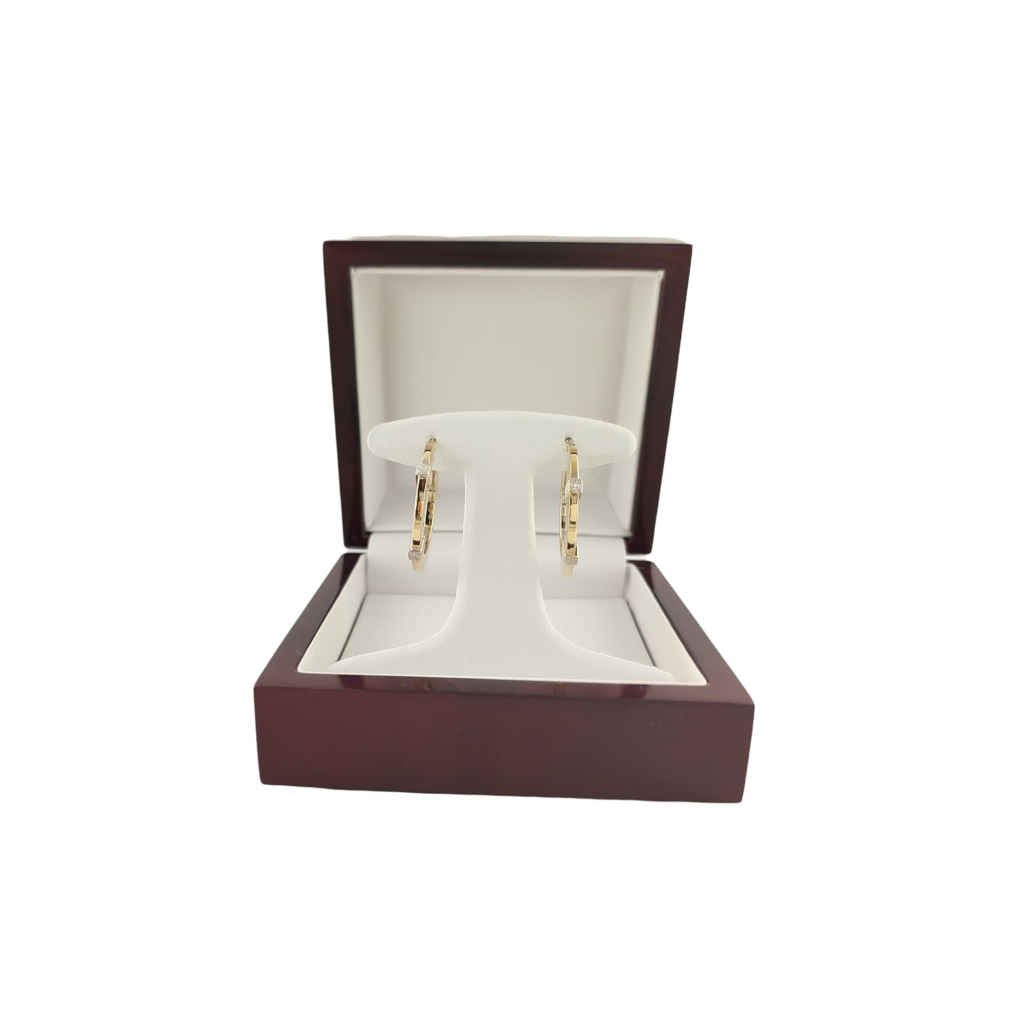 Orecchini a cerchio in oro giallo e bianco 14K in vendita 1