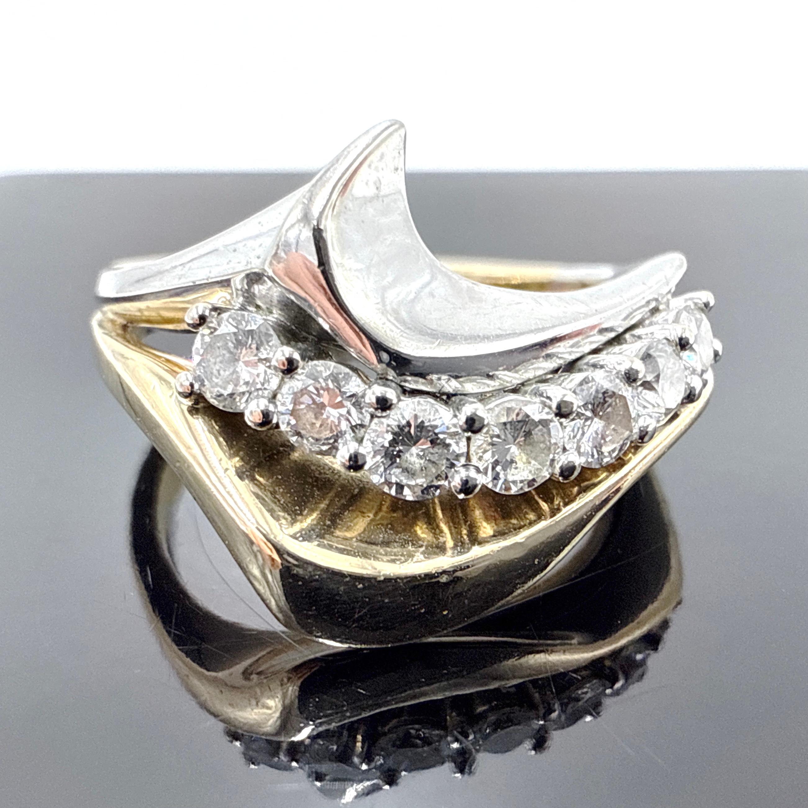 Taglio rotondo Anello a onda con diamante naturale in oro giallo e bianco 14K - 0,45ct peso totale in vendita