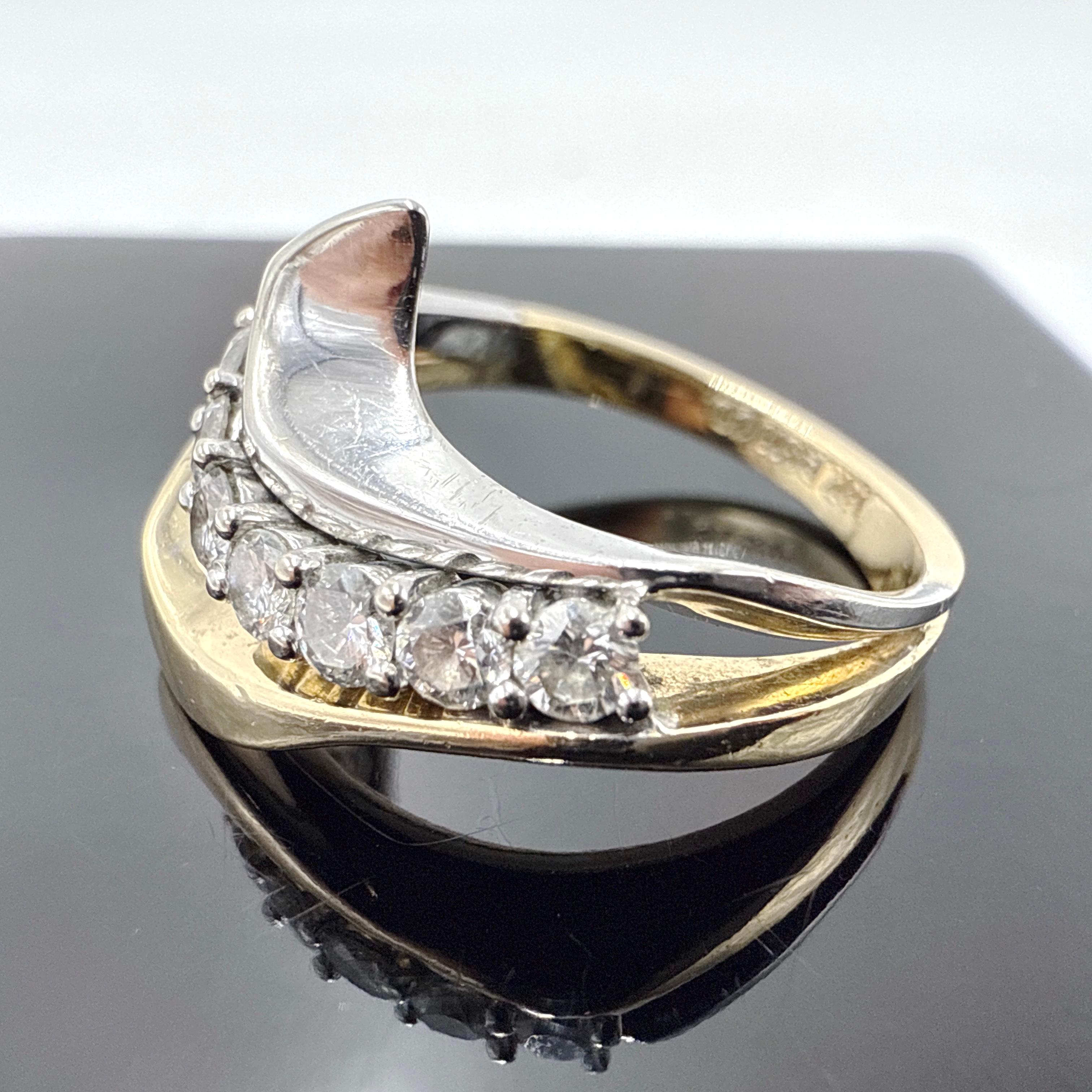 Anello a onda con diamante naturale in oro giallo e bianco 14K - 0,45ct peso totale In condizioni buone in vendita a Victoria, BC