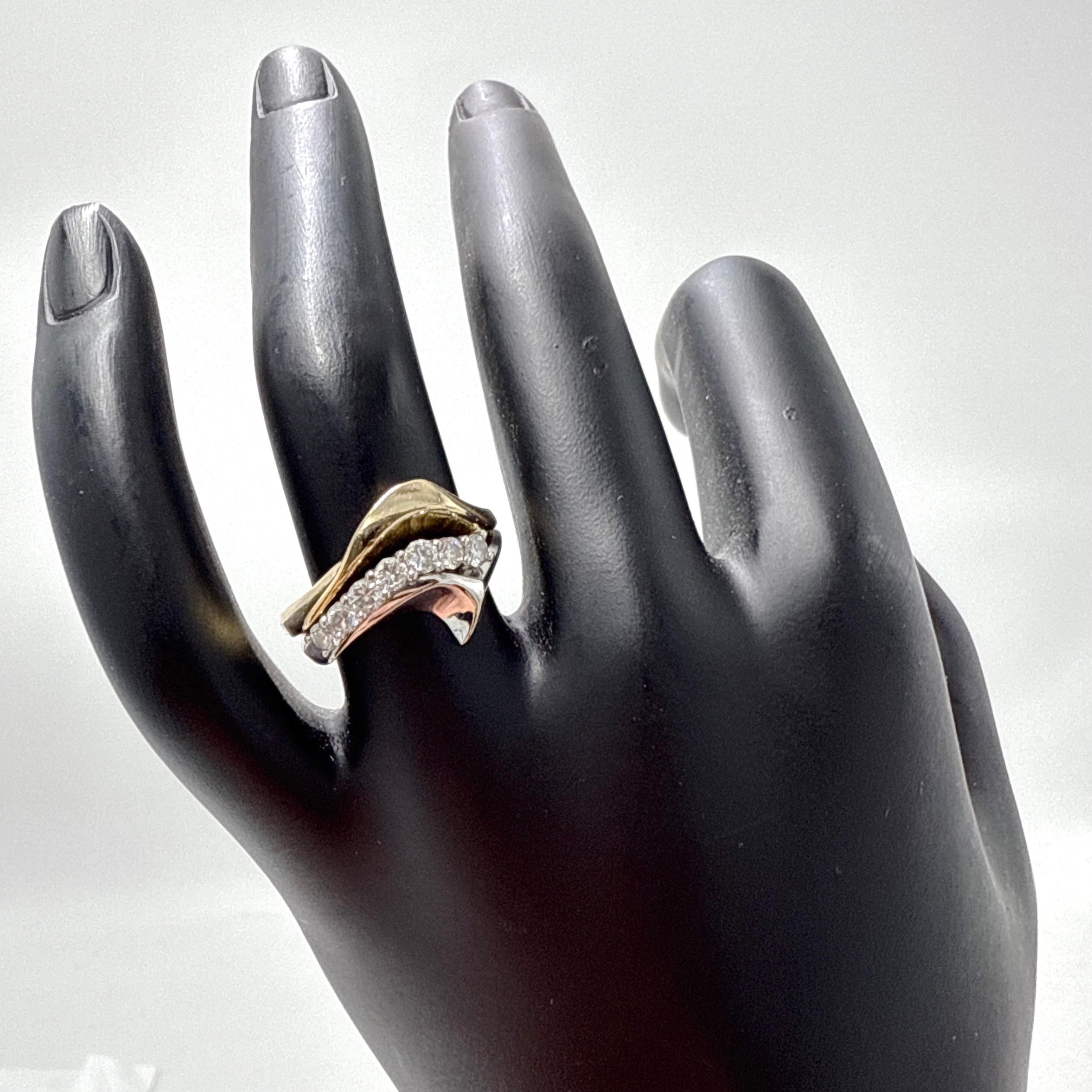 Anello a onda con diamante naturale in oro giallo e bianco 14K - 0,45ct peso totale in vendita 2