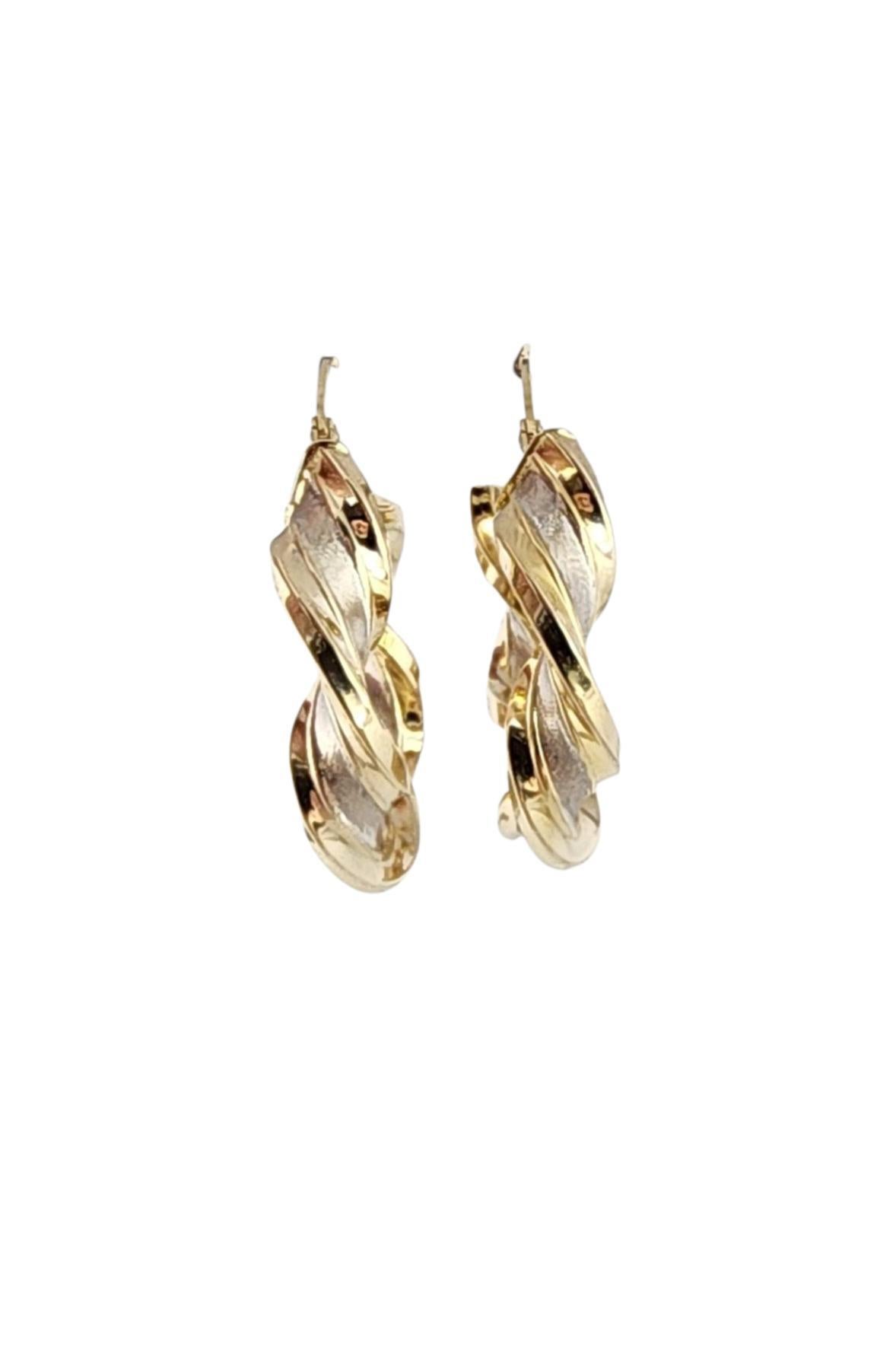 Contemporaneo Orecchini a cerchio a tortiglione in oro giallo e bianco 14K #24007 in vendita