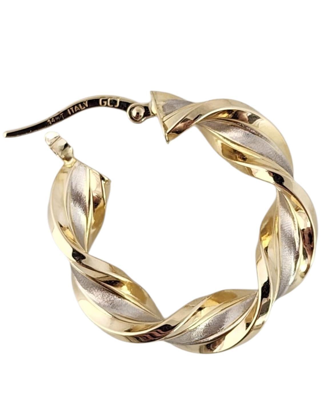 Orecchini a cerchio a tortiglione in oro giallo e bianco 14K #24007 In condizioni buone in vendita a Washington Depot, CT