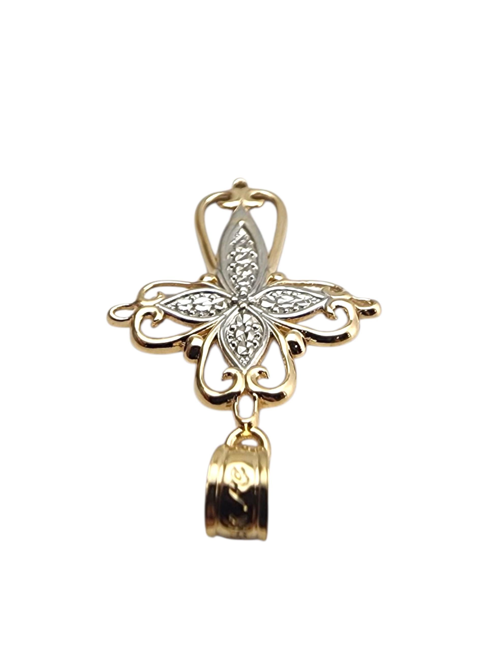 Colgante de oro amarillo y blanco de 14 quilates en forma de cruz de dos tonos #22825 en venta 2
