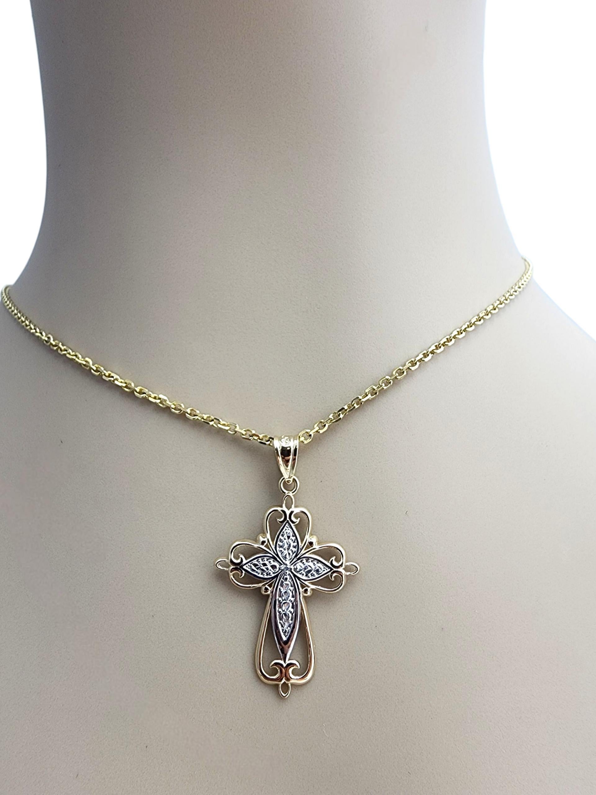Colgante de oro amarillo y blanco de 14 quilates en forma de cruz de dos tonos #22825 en venta 5
