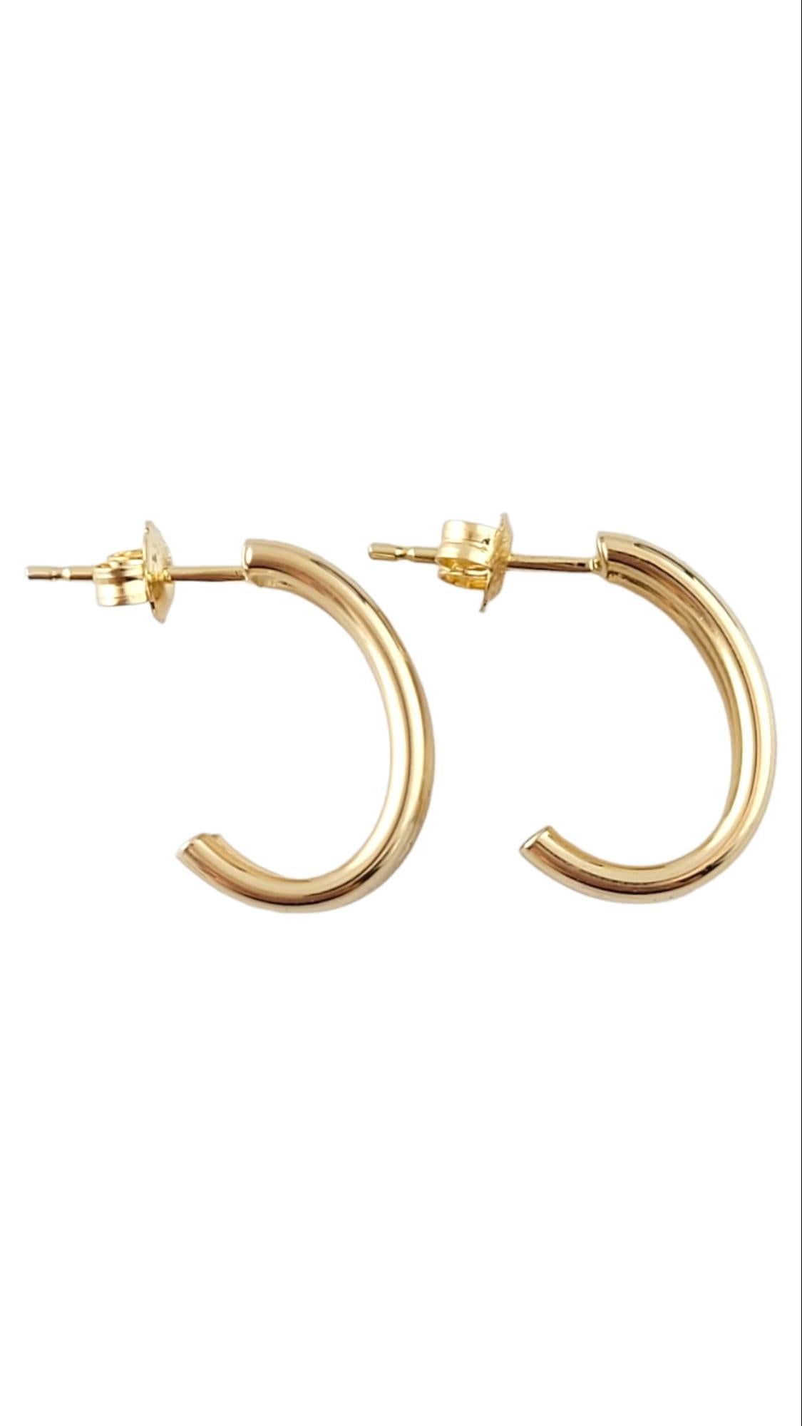 14K Yellow and White Gold Two Tone Hoops

This gorgeous set of hoop earrings are crafted from both 14K white and yellow gold for a beautiful finish!

Size: 16.5mm X 10.2mm X 7.9mm

Weight: 3.35 g/ 2.2 dwt

Hallmark: 585

Very good condition,