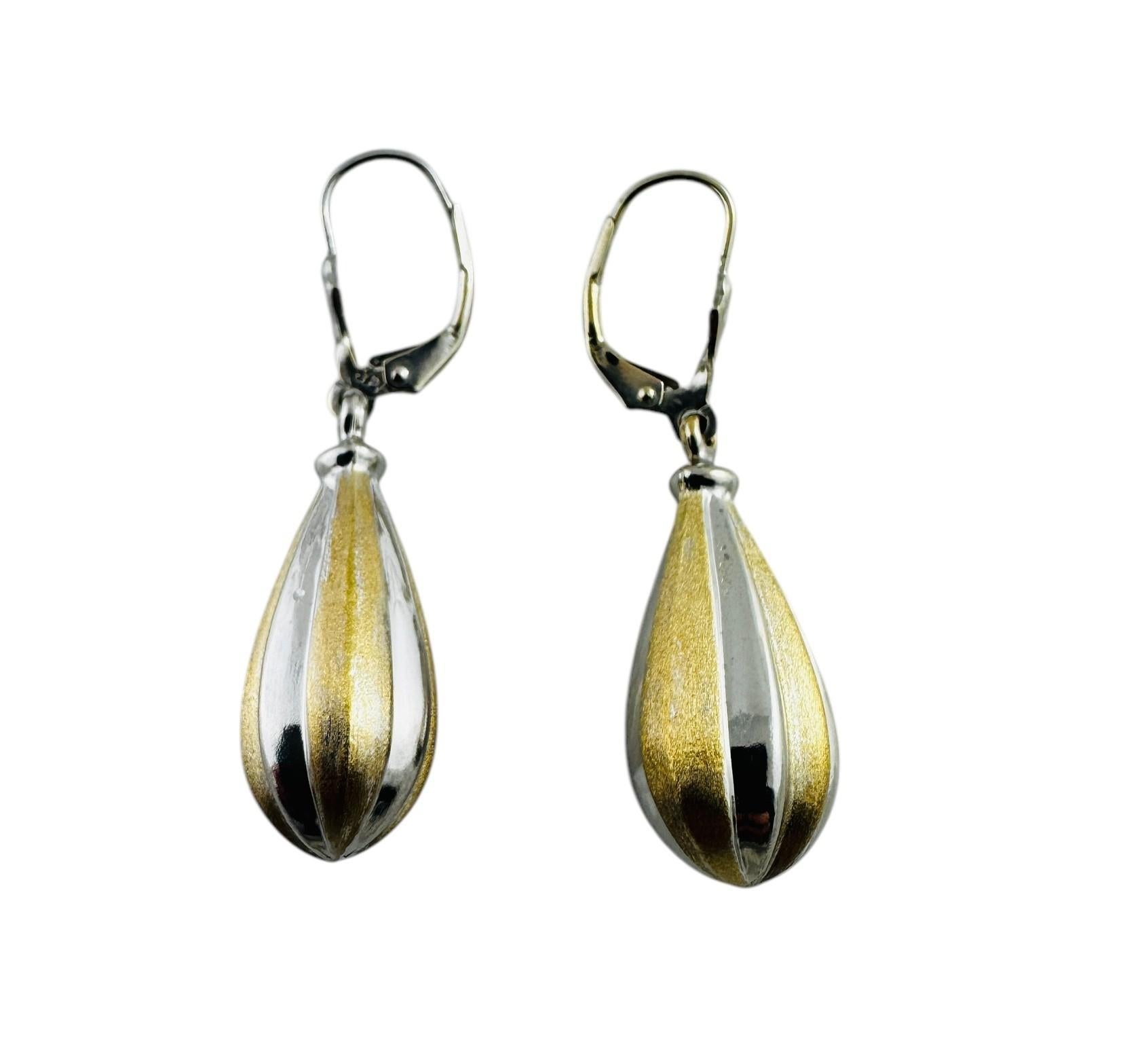 14K Yellow and White Gold Two Tone Tear Drop Dangle Earrings

These two tone earrings feature a striped tear drop with alternating rows of white and yellow gold.

Stamped 14K

2.98 g / 1.91 dwt

Measurements: 26 mm in length, 11mm at widest

Very