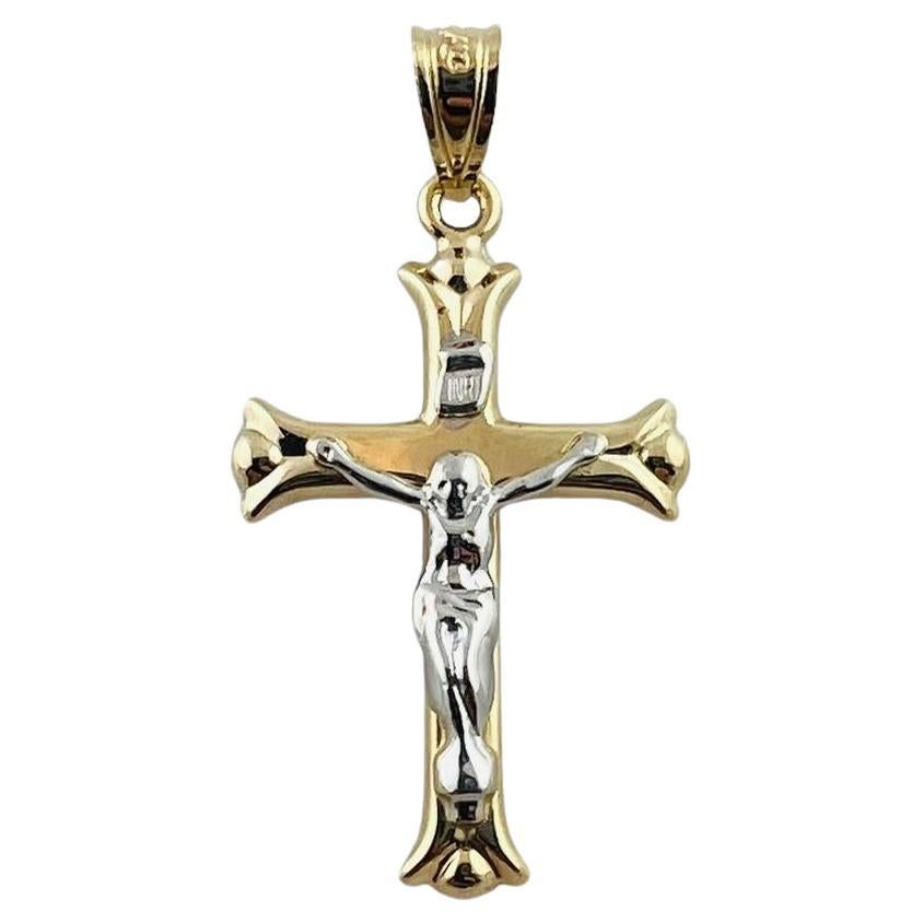 Pendentif croix de crucifix bicolore en or jaune et blanc 14 carats n° 15545 en vente