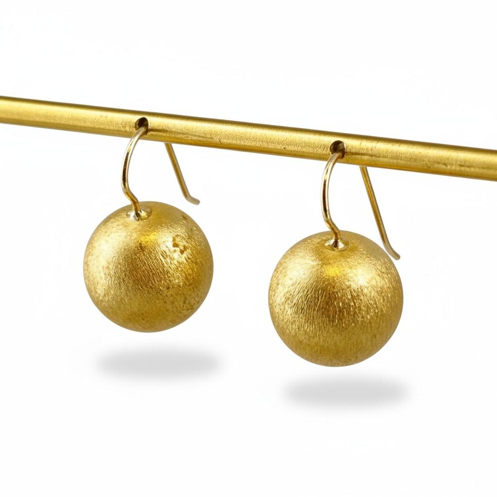 da uomo o donna Orecchini a sfera tondi con gancio a pesce in oro giallo spazzolato 14K in vendita