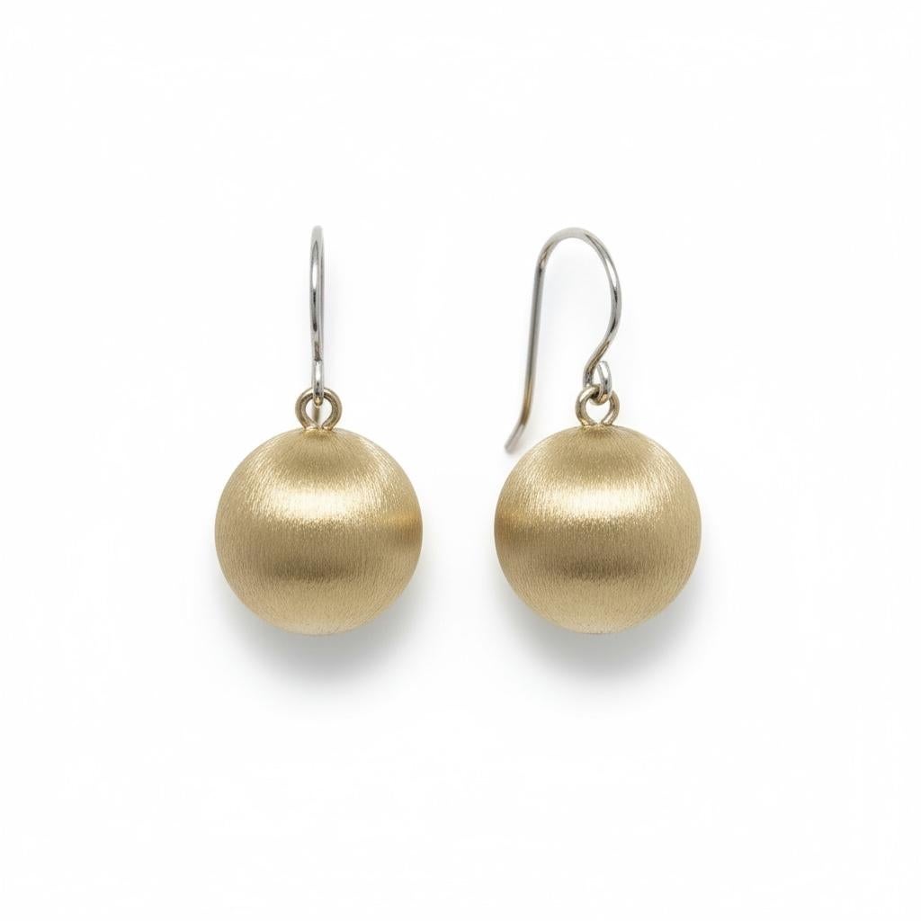 Orecchini a sfera tondi con gancio a pesce in oro giallo spazzolato 14K in vendita 1