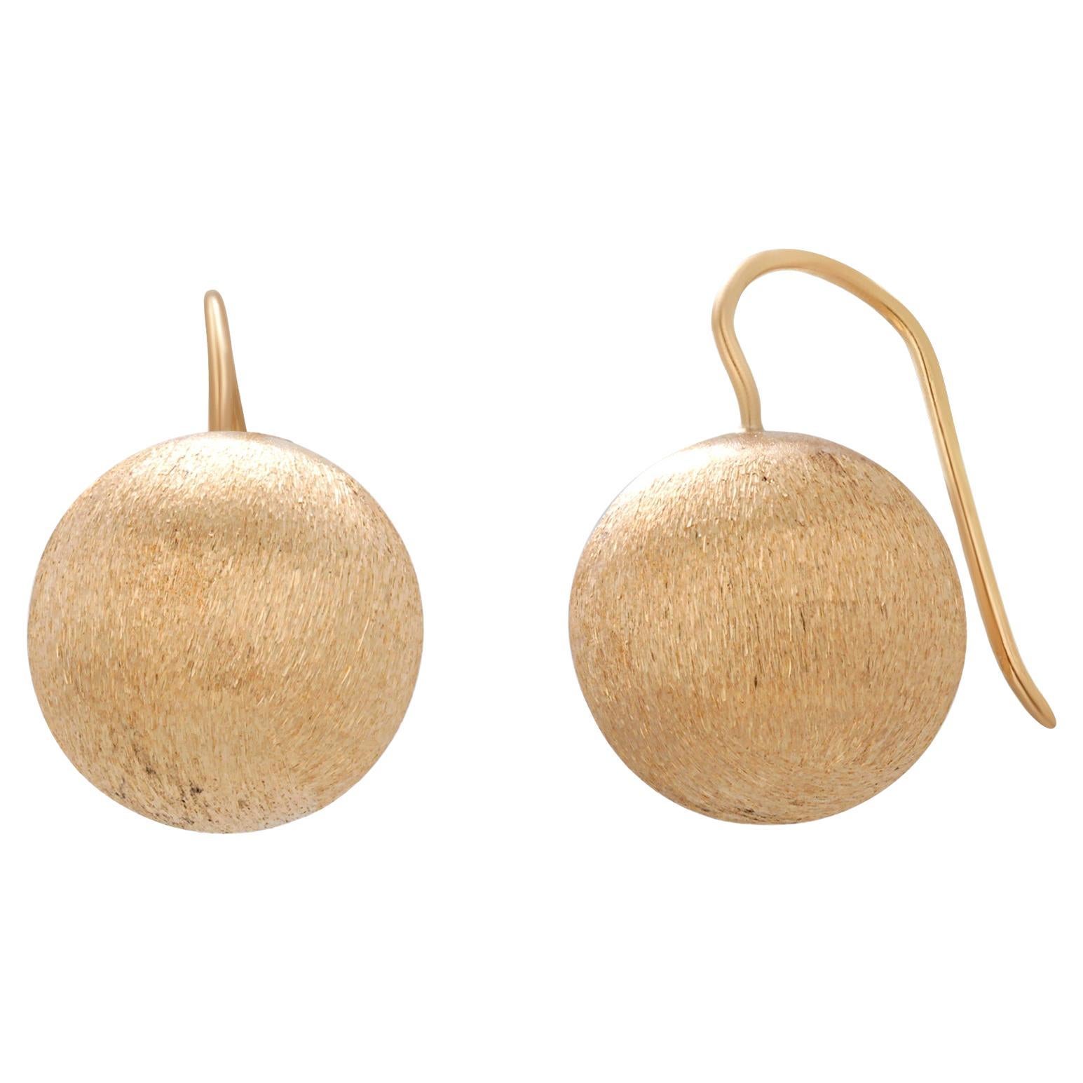 Orecchini a sfera tondi con gancio a pesce in oro giallo spazzolato 14K in vendita
