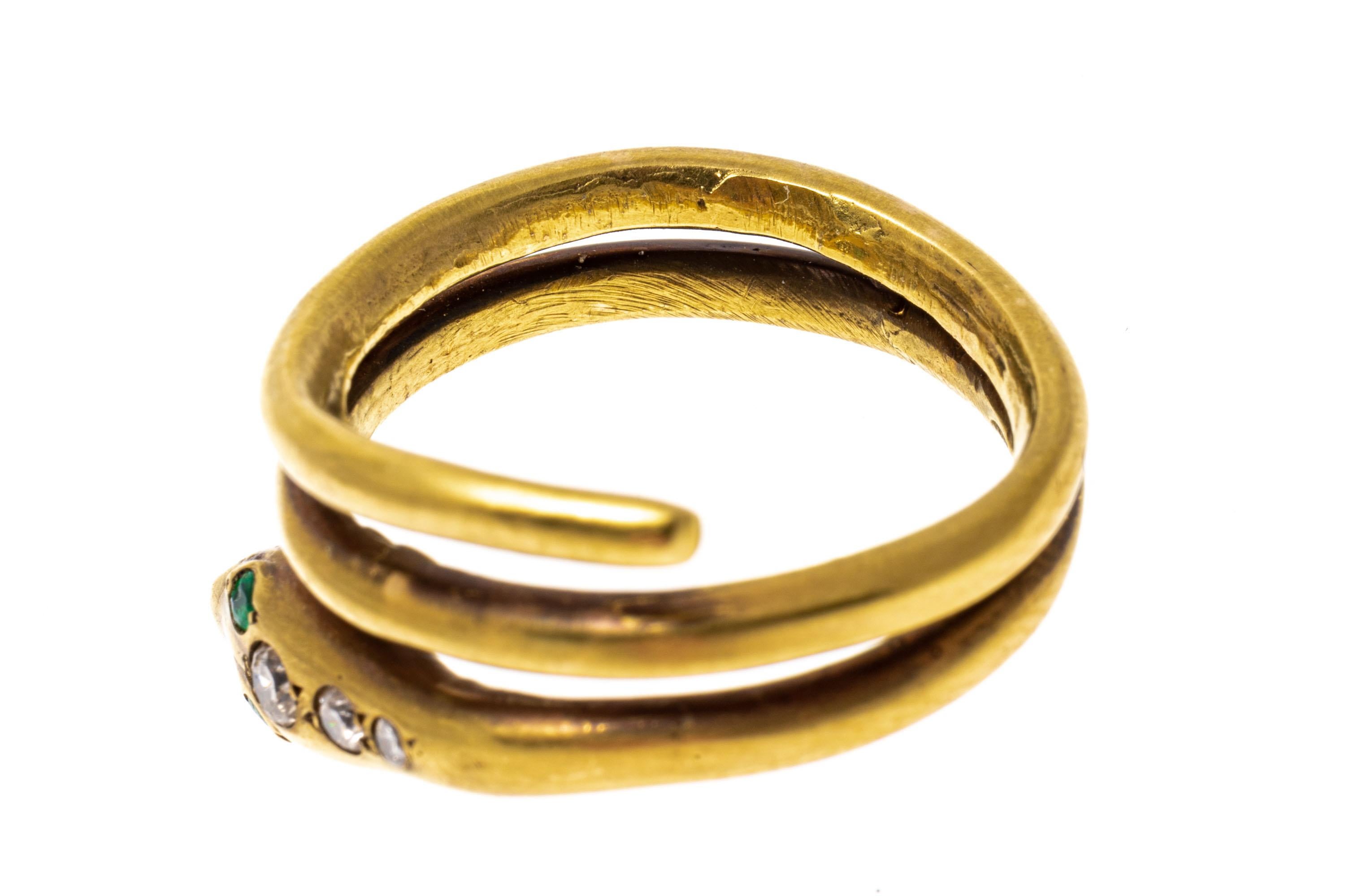 14k Gelb brüniertes Gold Smaragd und Diamant Double Coil Serpent Ring (Rundschliff) im Angebot