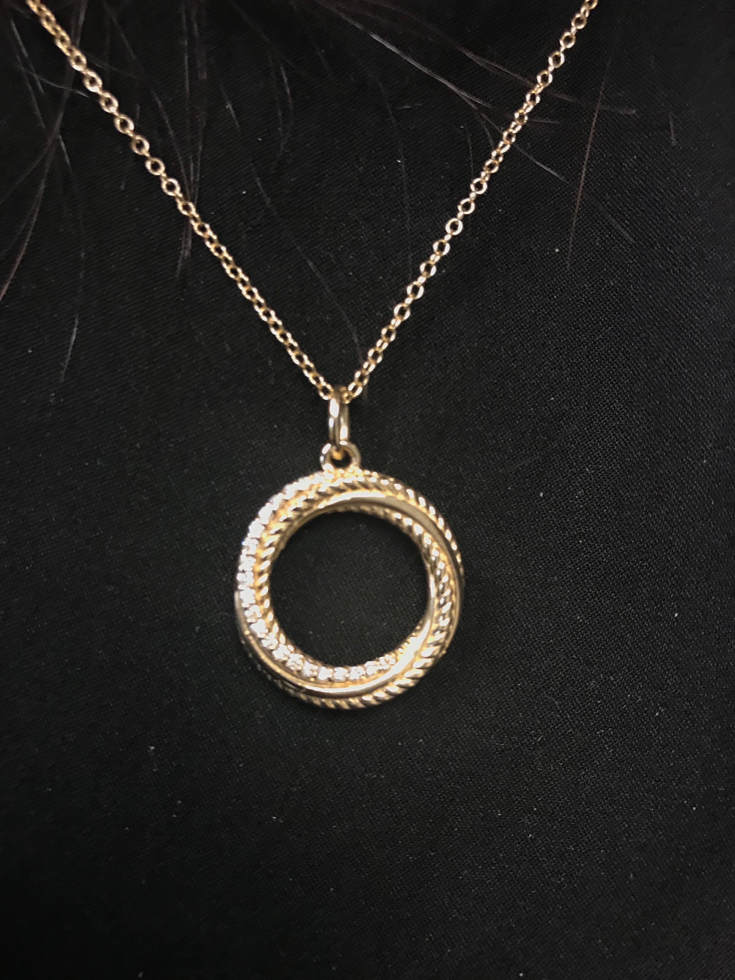 Ciondolo a forma di cerchio in oro giallo 14k. Il peso del diamante del ciondolo è di 0,21 carati. Il colore è G, la purezza è SI1-SI2. Questo ciondolo è disponibile in oro bianco e rosa. Questo ciondolo ha un aspetto elegante e casual che può