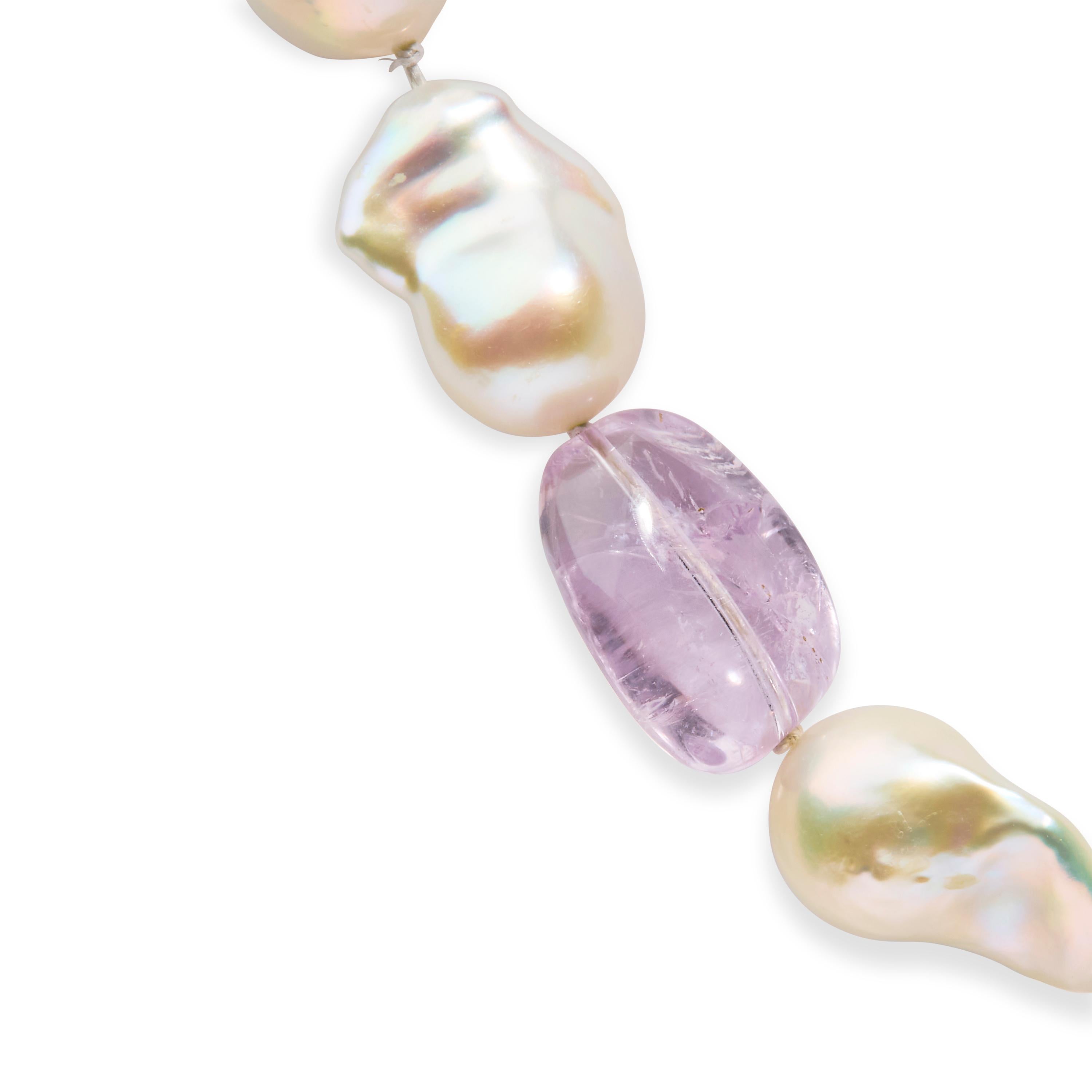Découvrez l'élégance intemporelle du collier en or jaune 14 carats composé de citrines, d'améthystes et de perles baroques, une synthèse captivante de l'art de la nature et de l'artisanat humain. Chacune des 17 perles de culture baroques révèle une