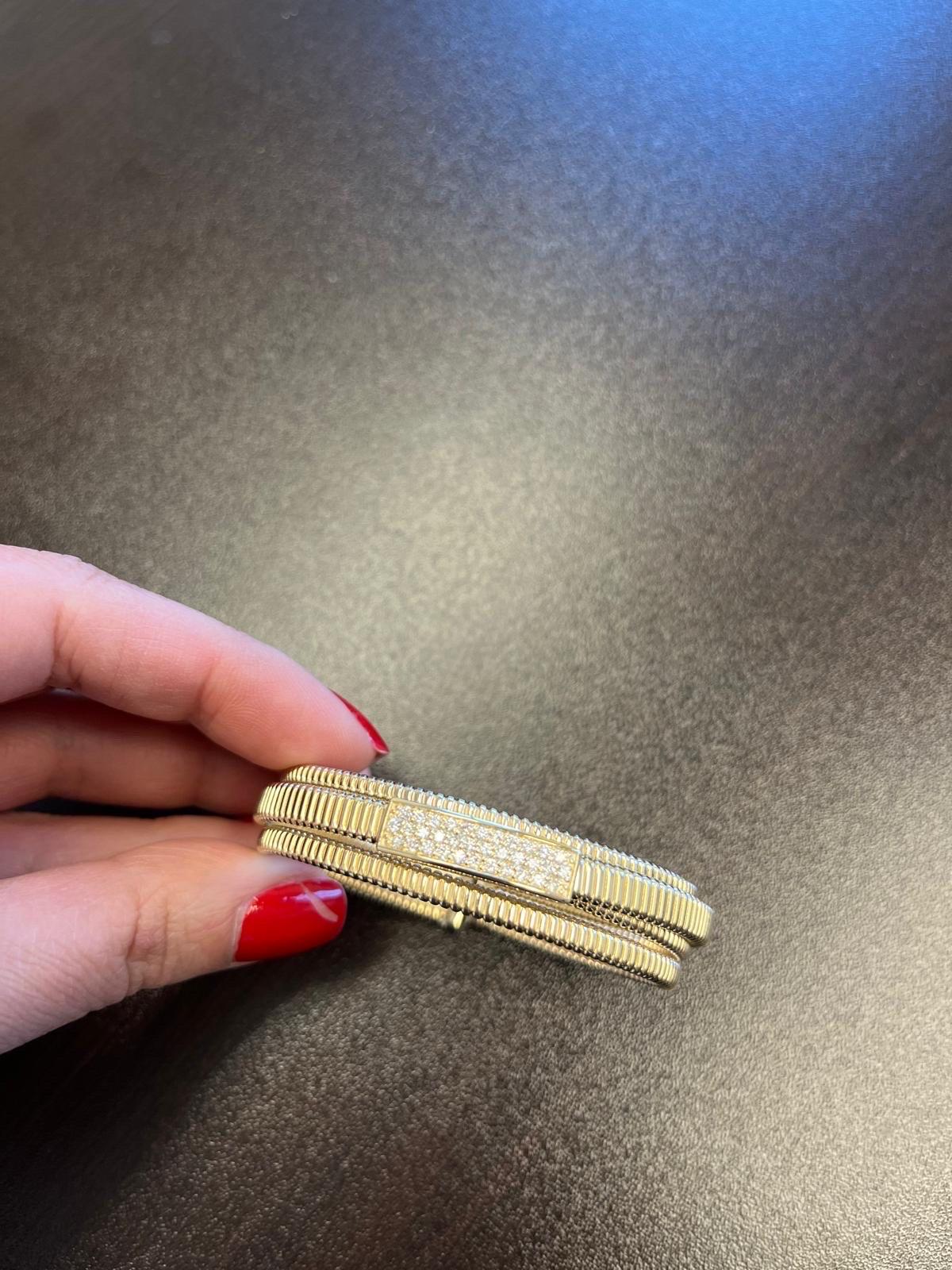Bracelet en or jaune 14K serti de diamants en pavé. Le bracelet est serti de pierres de 0,015 carat et le poids total est de 0,82 carat. La couleur des pierres est G et la pureté est SI1.