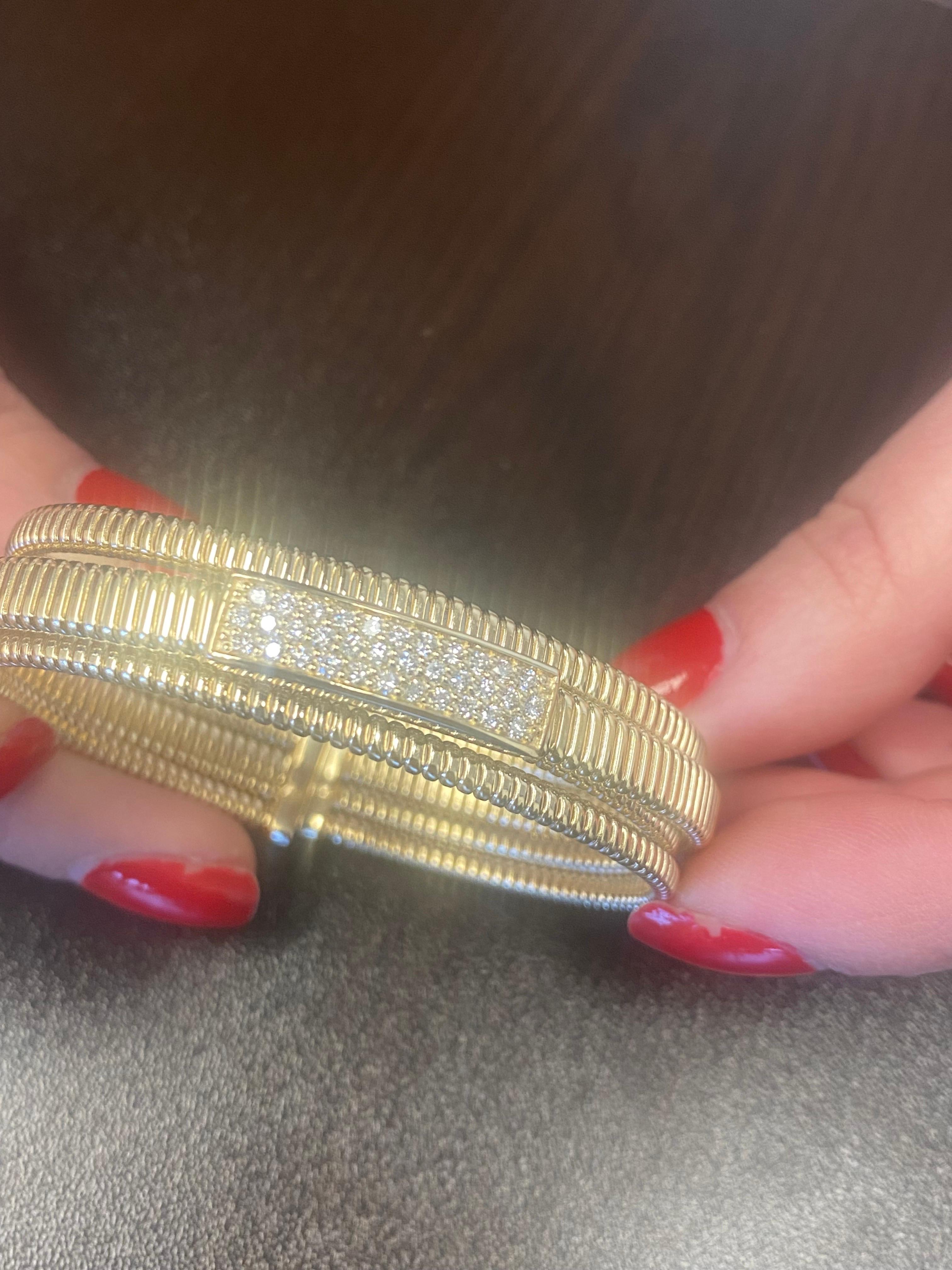 Taille ronde Bracelet manchette souple jaune 14 carats en vente