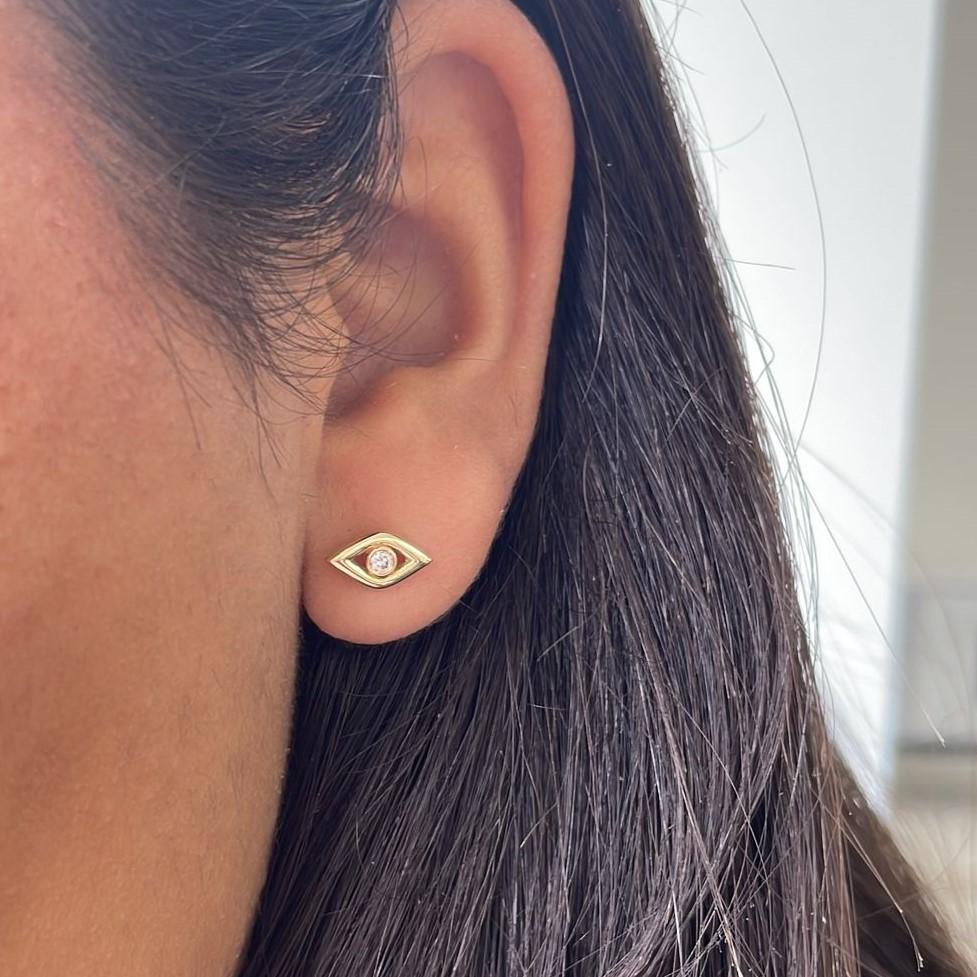 Mostra il tuo stile unico con questi straordinari orecchini con borchie Evil Eye. Gli orecchini sono realizzati in oro 14k e presentano circa 0,07 ct. di diamanti bianchi autentici. Gli orecchini sono fissati con un fermaglio a farfalla.  Colore e