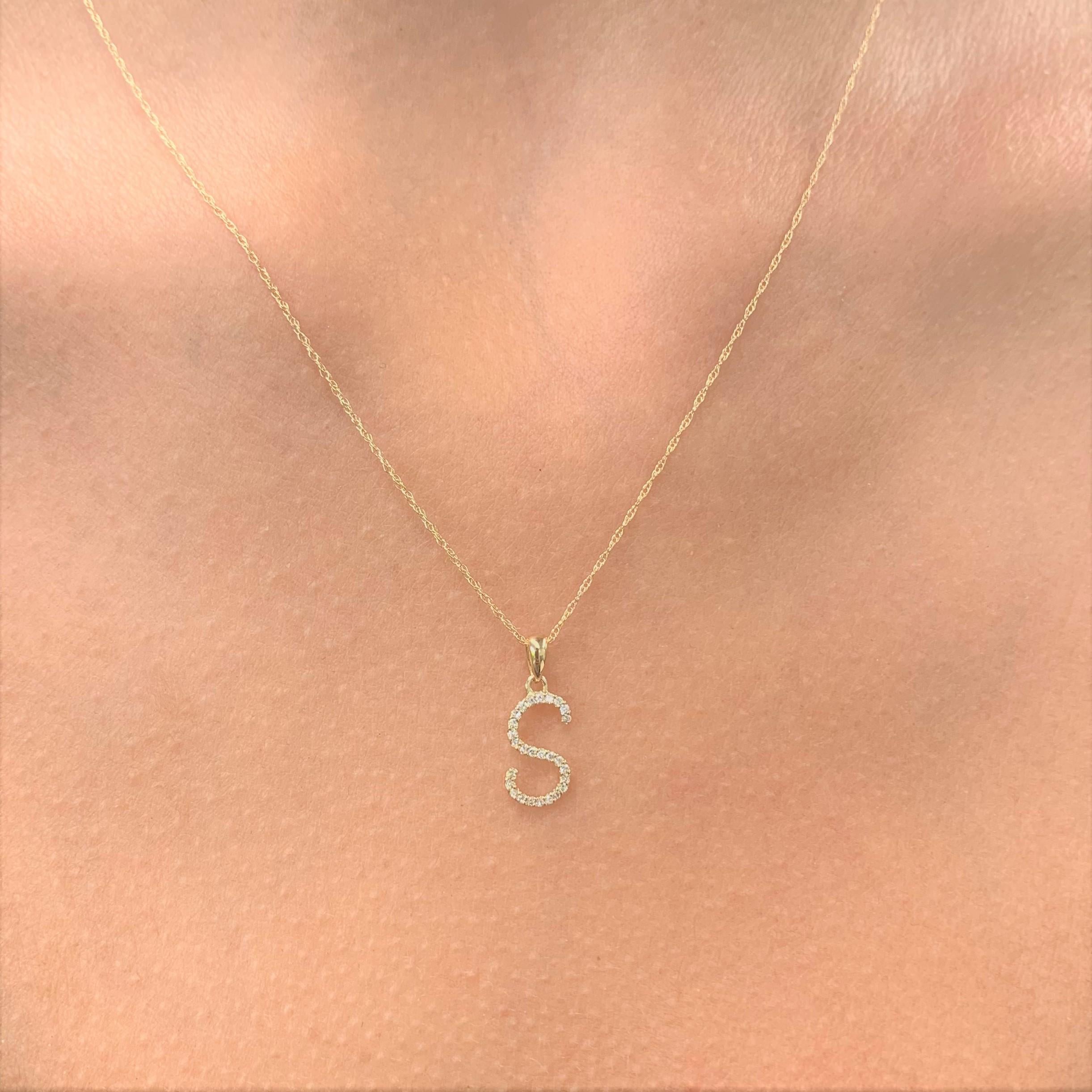 Collier pendentif en or jaune 14 carats avec diamants 0,06 carat d'origine, taille initiale S Neuf - En vente à Great neck, NY