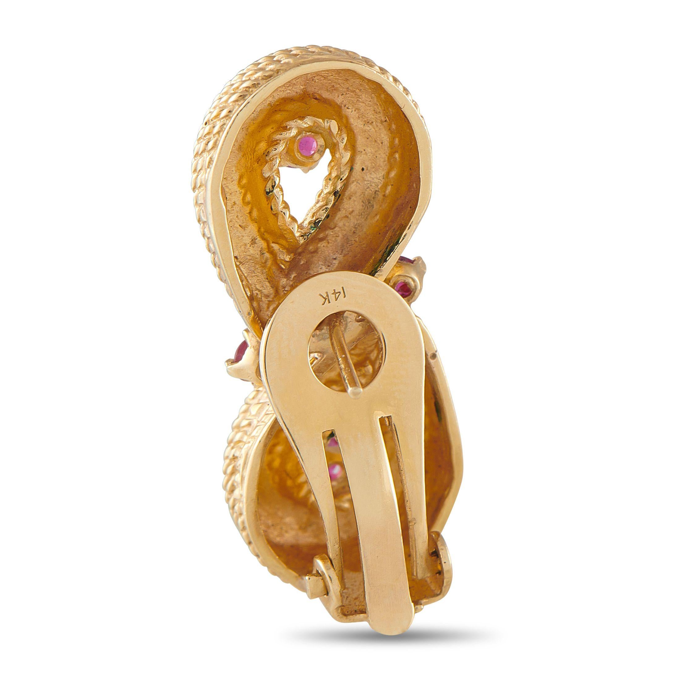 Ces boucles d'oreilles sont réalisées en or jaune 14 carats et présentent un style sculptural qui allie charme vintage et élégance contemporaine. L'or chaud met en valeur une silhouette tactile en forme de corde, formant des duos de motifs en forme
