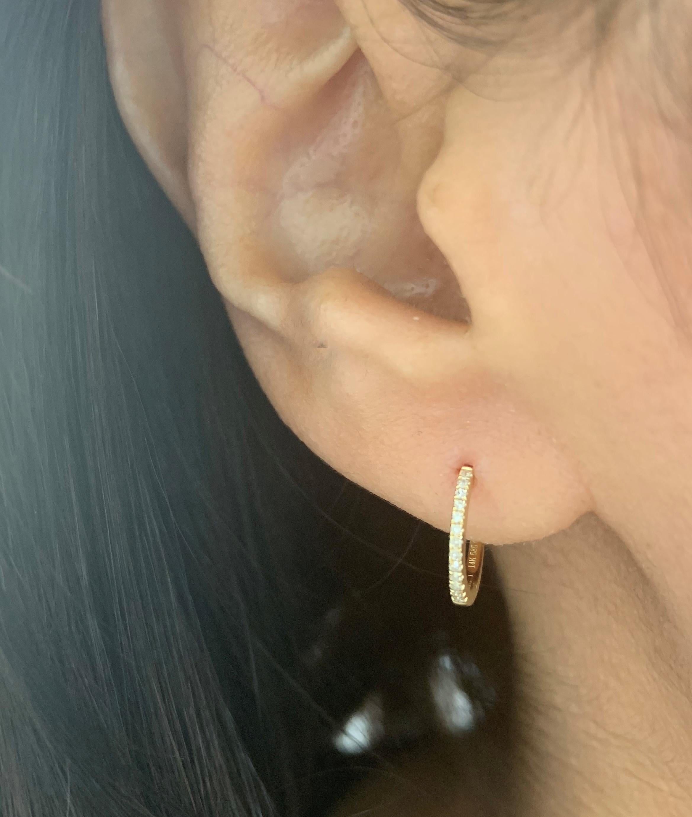 Créoles huggies en or jaune 14 carats avec diamants de 0,07 carat Neuf - En vente à Great neck, NY