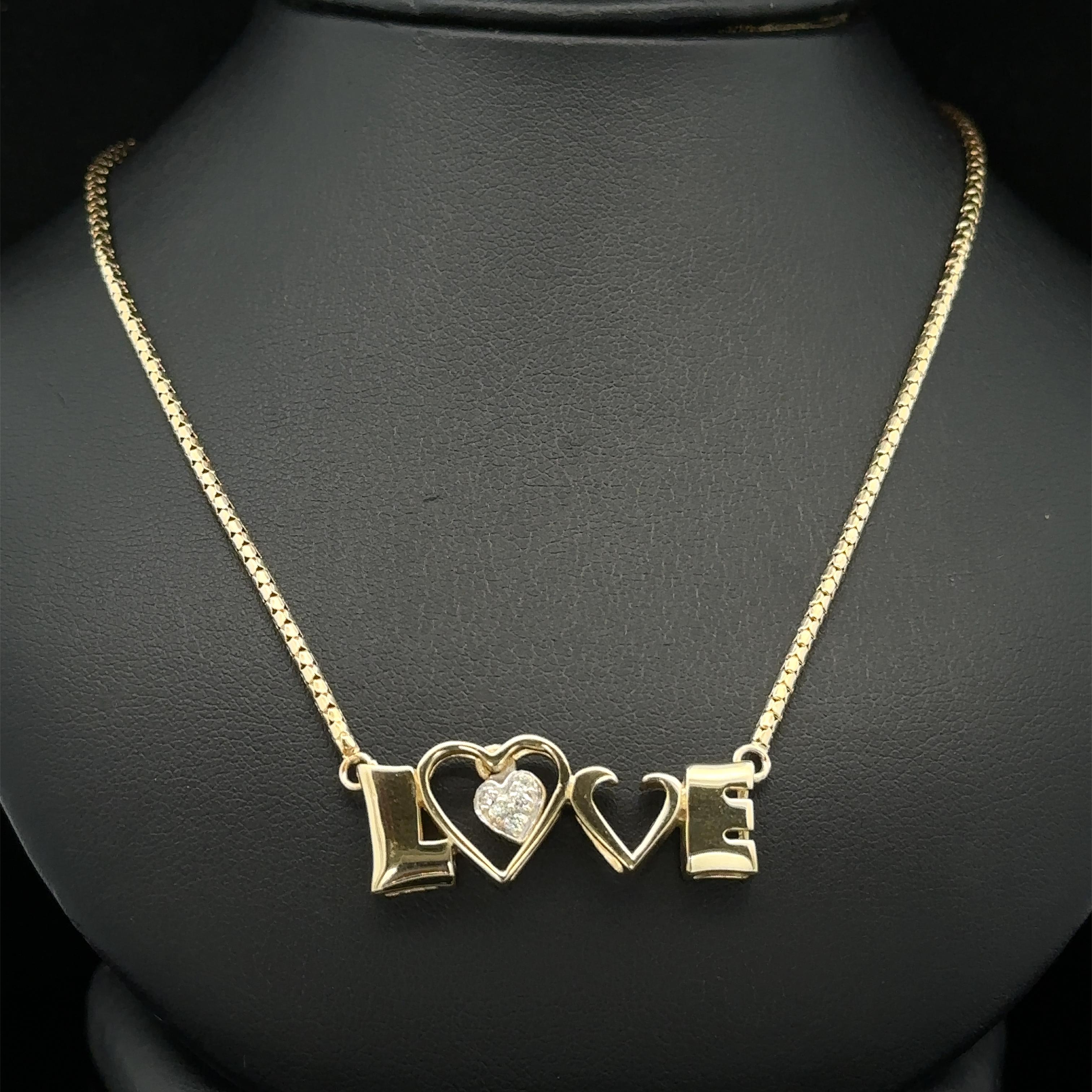 Taglio brillante Catena con ciondolo a forma di cuore d'amore in oro giallo 14k da 0,07 ct. in vendita