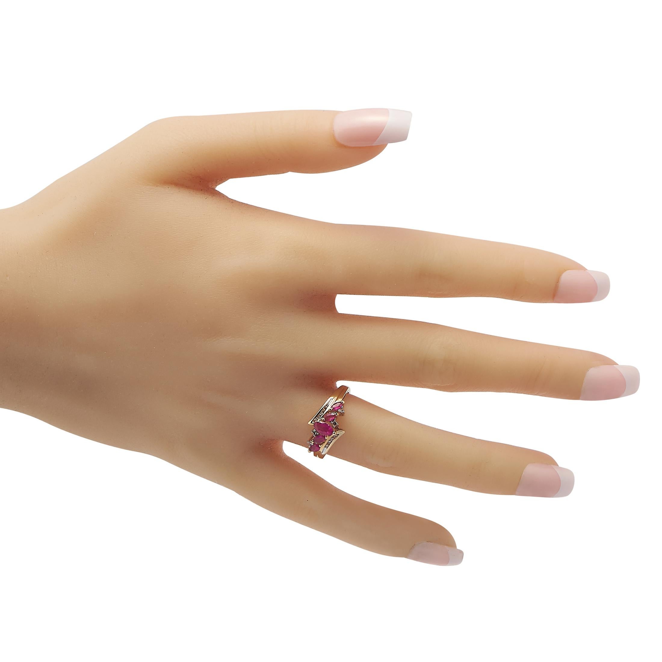 Anillo de oro amarillo de 14 quilates con diamante y rubí de 0,09 ct Corte redondo en venta