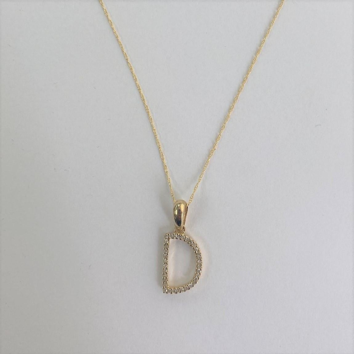 Contemporaneo Ciondolo in oro giallo 14K con diamante iniziale D da 0,10 carati per lei in vendita