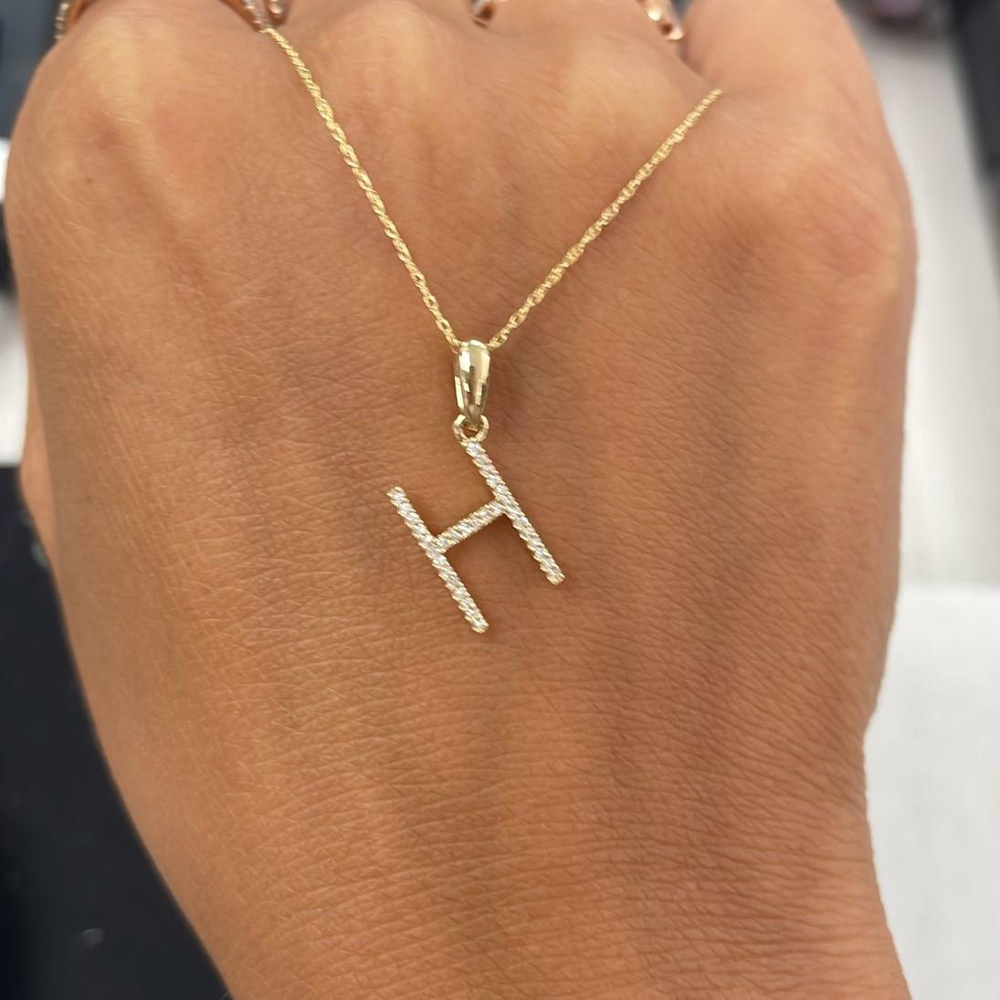 Collier à pendentif avec l'initiale de l'alphabet : Ce magnifique collier en or, d'une longueur de chaîne de 16 à 18 pouces et d'un diamètre d'initiale de 13 mm, est orné de diamants ronds de 0,09 à 0,12 ct, ce qui vous permet de mettre en valeur
