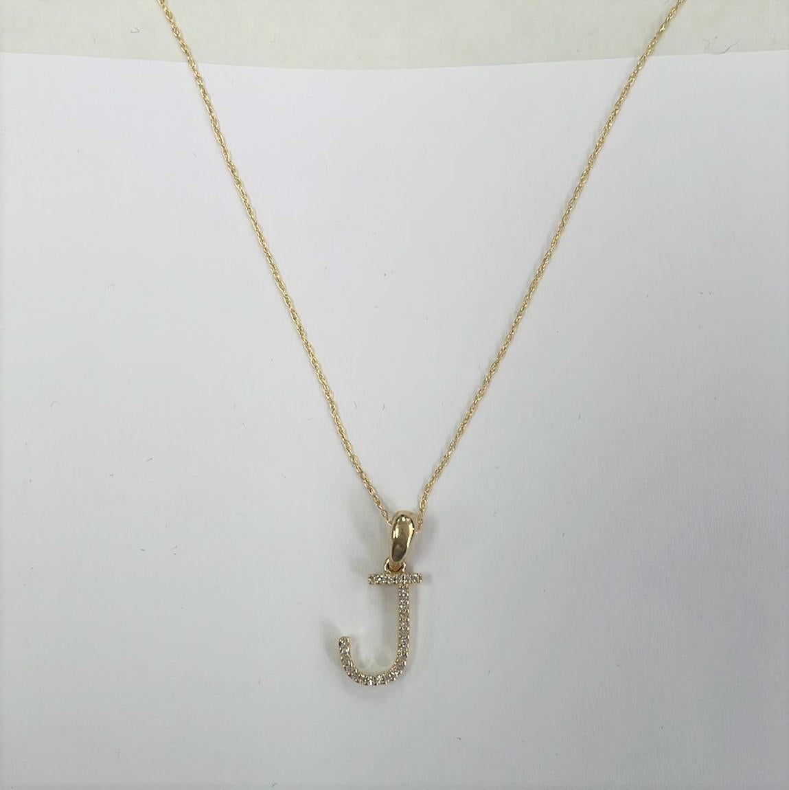 Contemporain Pendentif en or jaune 14 carats avec diamants de 0,10 carat, initial J, pour elle en vente