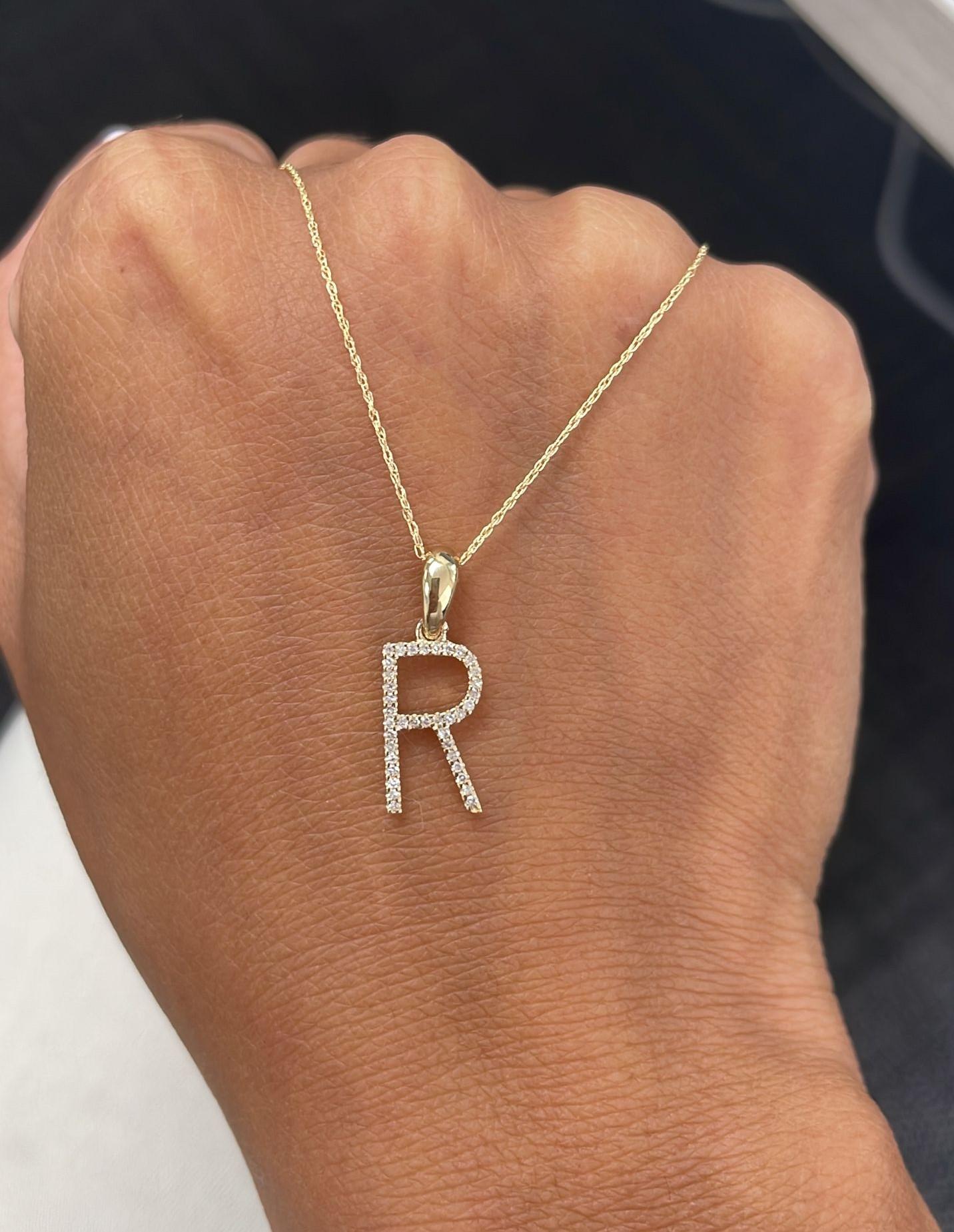 Collier à pendentif avec l'initiale de l'alphabet : Ce magnifique collier en or d'une longueur de chaîne de 16 à 18 pouces, avec une initiale de 13 mm de diamètre et des diamants ronds de 0,09 à 0,12 ct, vous permet d'afficher votre nom, votre