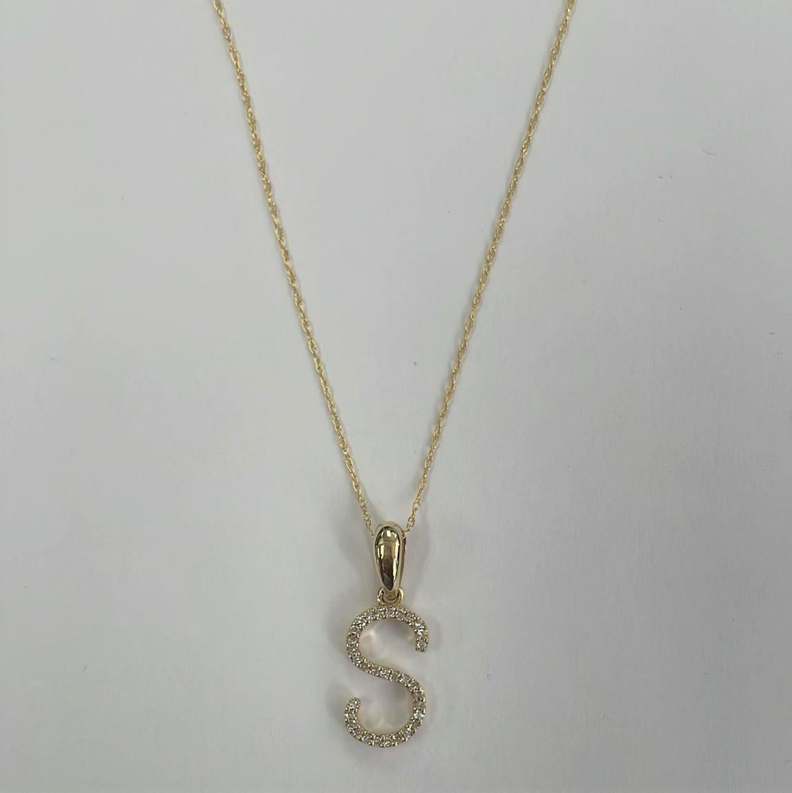 Taglio baguette Ciondolo con iniziale S in oro giallo 14K con diamante da 0,10 carati per lei in vendita