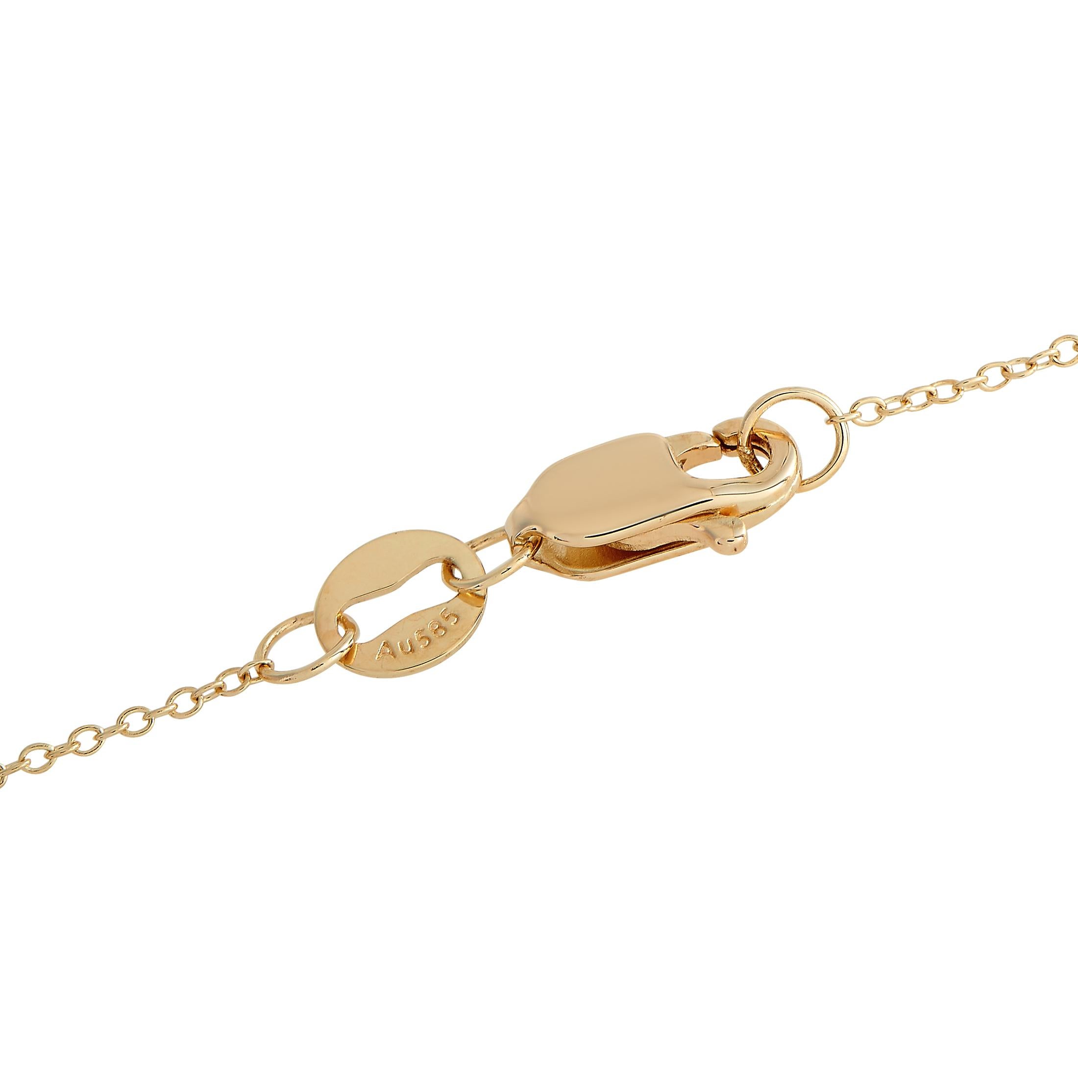 Diese sorgfältig gefertigte Halskette aus 14 Karat Gelbgold ist schlicht, elegant und unaufdringlich. In der Mitte der 16-köpfigen Kette befindet sich ein tropfenförmiger Anhänger, der dank der eingesetzten Diamanten von insgesamt 0,10 Karat zum