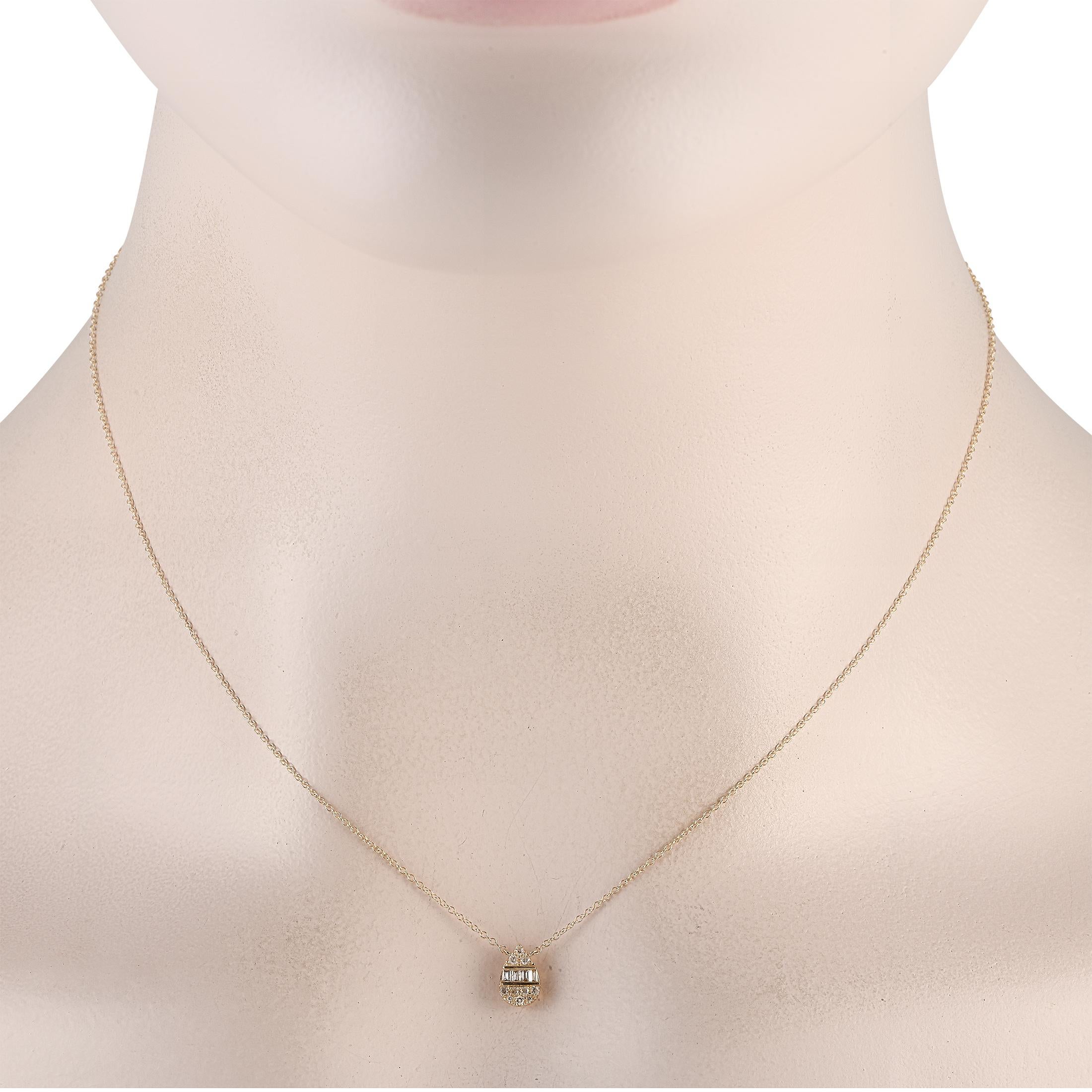 Ce collier en or jaune 14 carats est idéal pour les personnes à l'esthétique minimaliste. Suspendu à une chaîne de 16, un pendentif en forme de poire mesurant 0,65 de long par 0,15 de large brille de mille feux grâce à des diamants ronds et