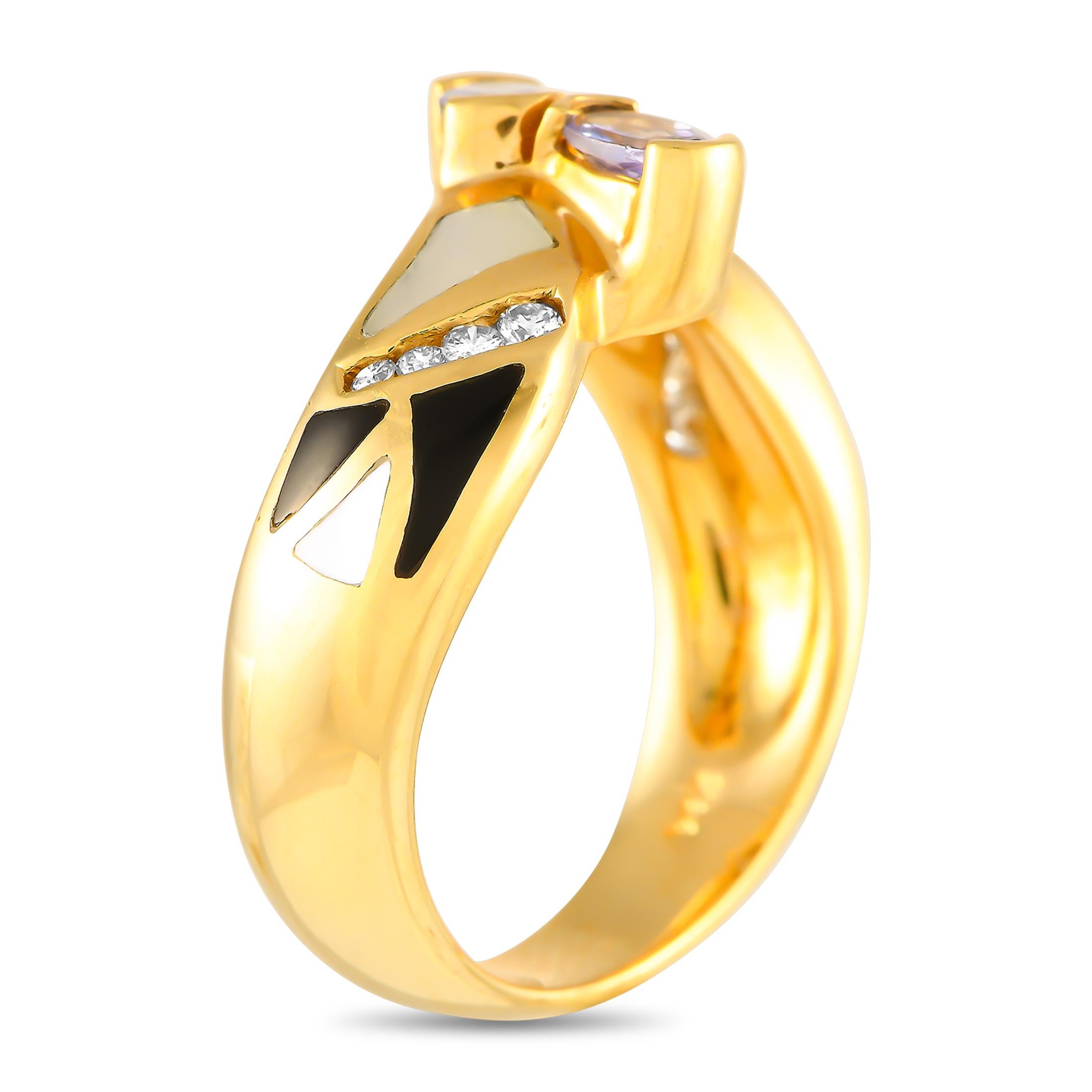 Una combinazione unica di colori e texture rende questo anello diverso da qualsiasi altra cosa tu abbia mai visto prima. Al centro dell'incastonatura in oro giallo 14K, una coppia di gemme di tanzanite a taglio ovale con un peso totale di 0,50