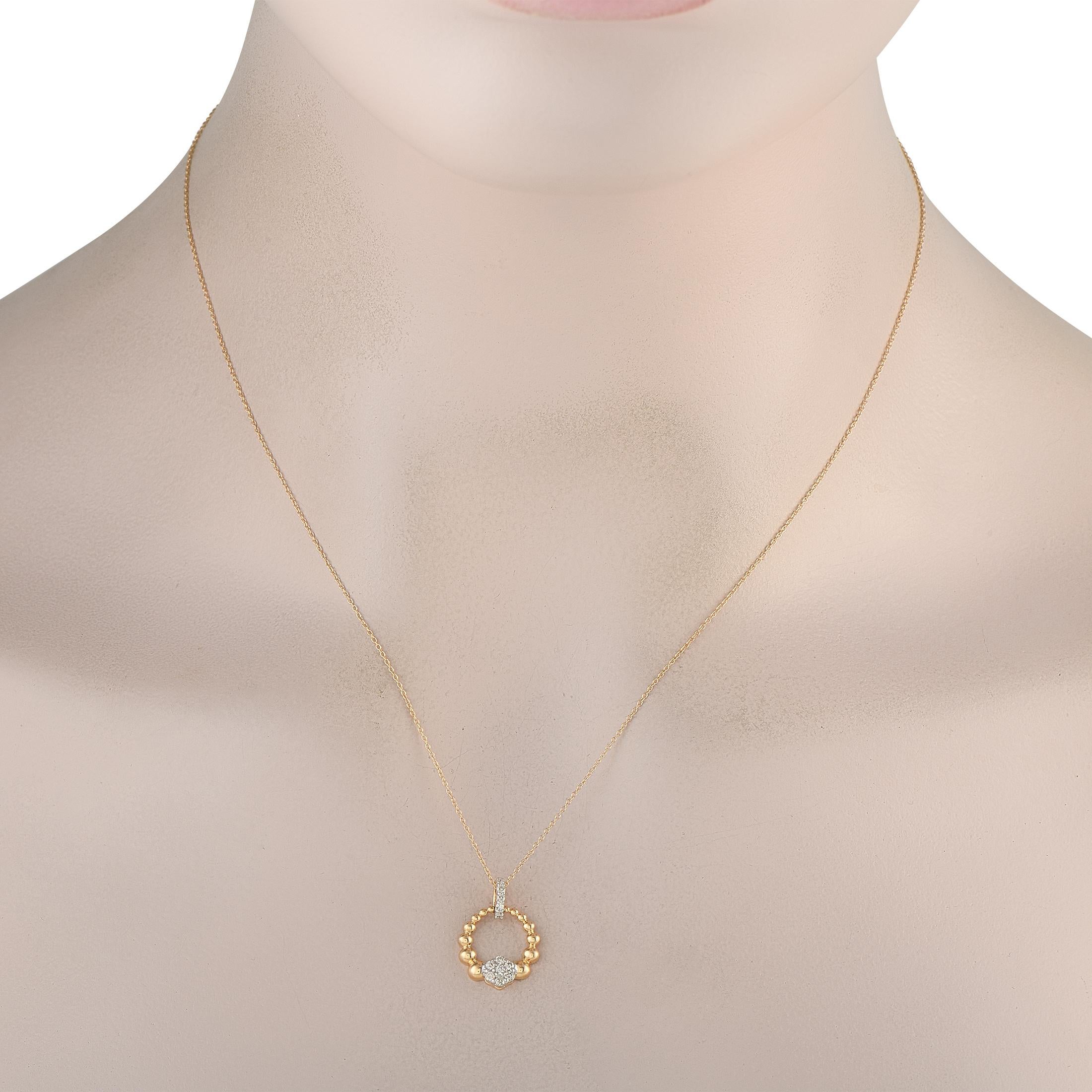 Questa collana di lusso è abbastanza sobria da poter essere indossata tutti i giorni, ma abbastanza elegante da poter fare sempre bella figura. Sospeso da una catena da 18, un pendente circolare di 0,75 di lunghezza per 0,50 di larghezza prende vita