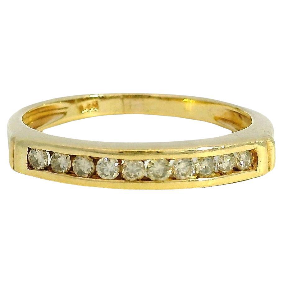 Anillo de oro amarillo de 14 quilates de 0,15 quilates de brillante redondo y 10 piedras engarzadas en canal en venta