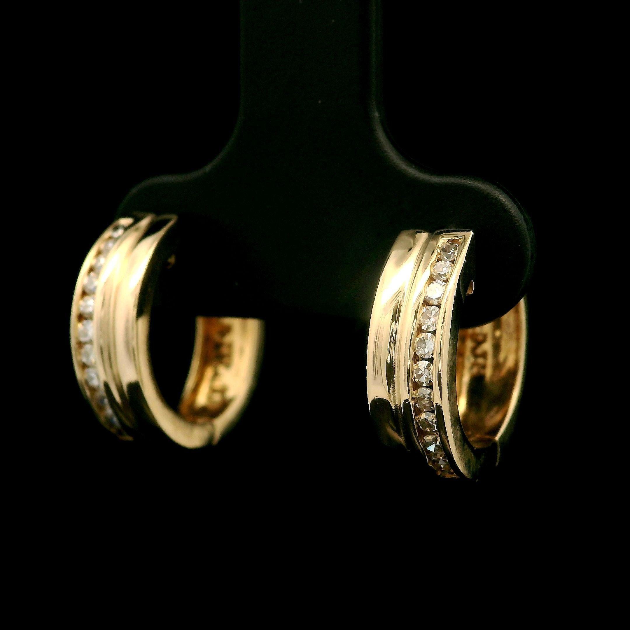 --Pierre(s) :...
(22) Diamants naturels véritables - taille unique - serti clos - couleur blanche - 0,15ctwm (approx.)

MATERIAL : Or jaune 14k massif
Poids : 3.7 grammes
Support : Poteaux avec fermetures à pression (des oreilles percées sont