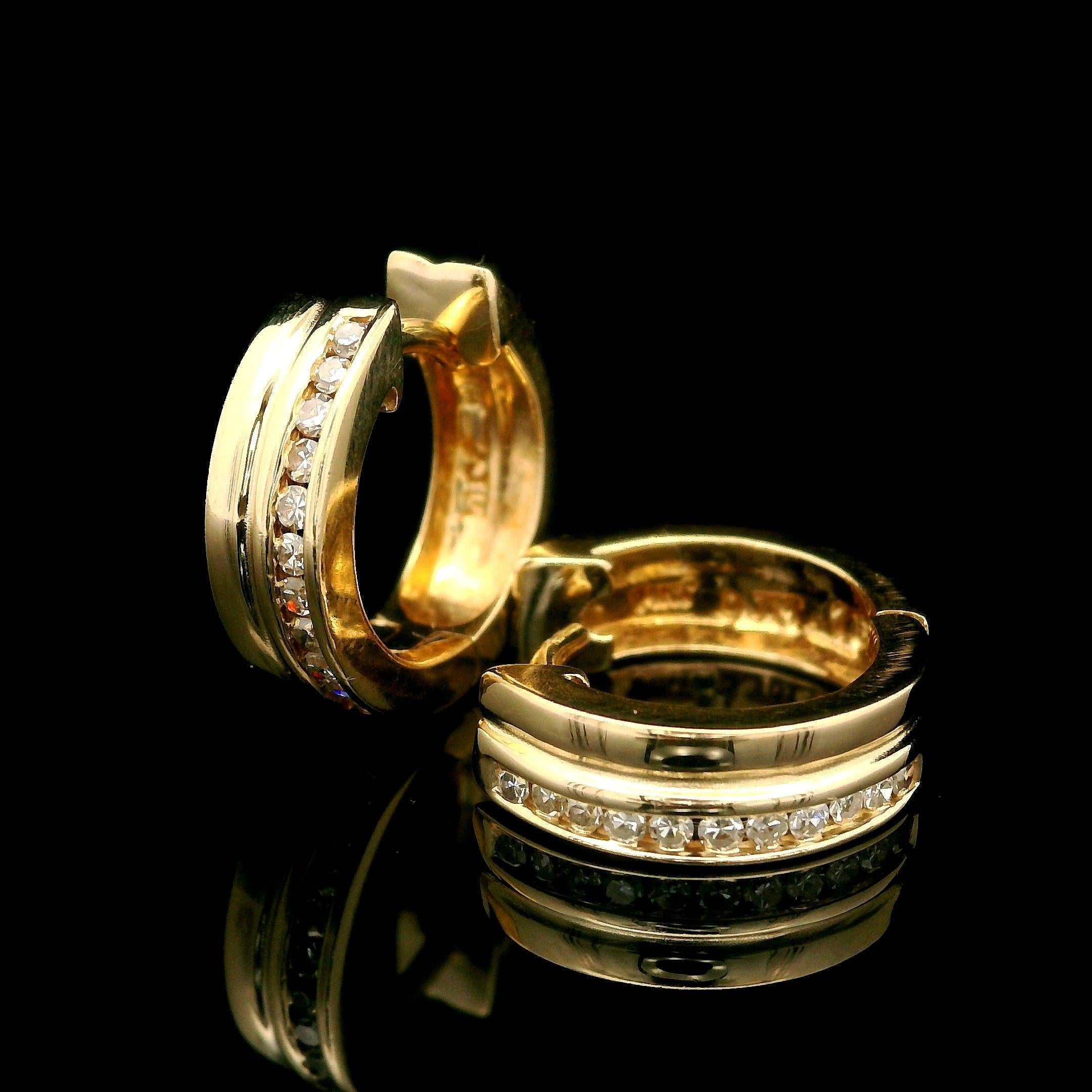 Taille simple Boucles d'oreilles Petite Huggie en or jaune 14k 0.15ctw Diamond Single Cut Dual Row en vente