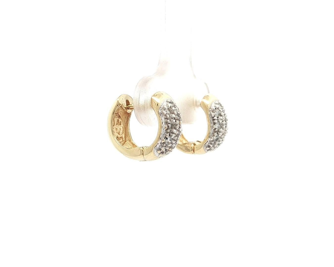 --Pietre: --
(24) Diamanti naturali autentici - taglio rotondo brillante - incastonati - diamanti bianchi brillanti molto belli - 0,15ctw (circa)

Materiale: Oro giallo massiccio 14k
Peso: 3.37 grammi
Chiusura: Perni con chiusura a scatto (è