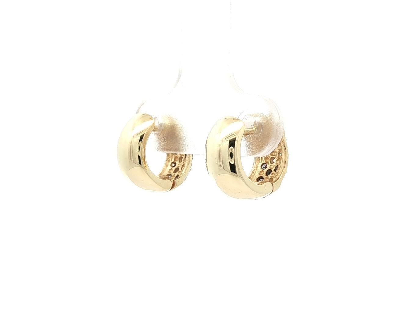 Orecchini a cerchio Petite Huggie in oro giallo 14k con pave di diamanti da 0,16 carati lucidati In condizioni ottime in vendita a Montclair, NJ