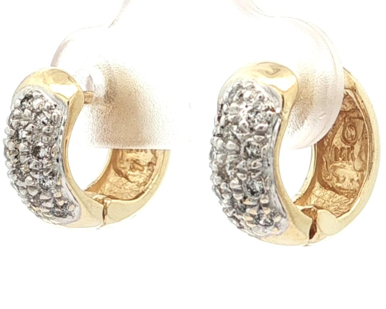 Boucles d'oreilles en or jaune 14k 0.16ctw Pave Diamond Polished Petite Huggie Hoop Ears en vente 2