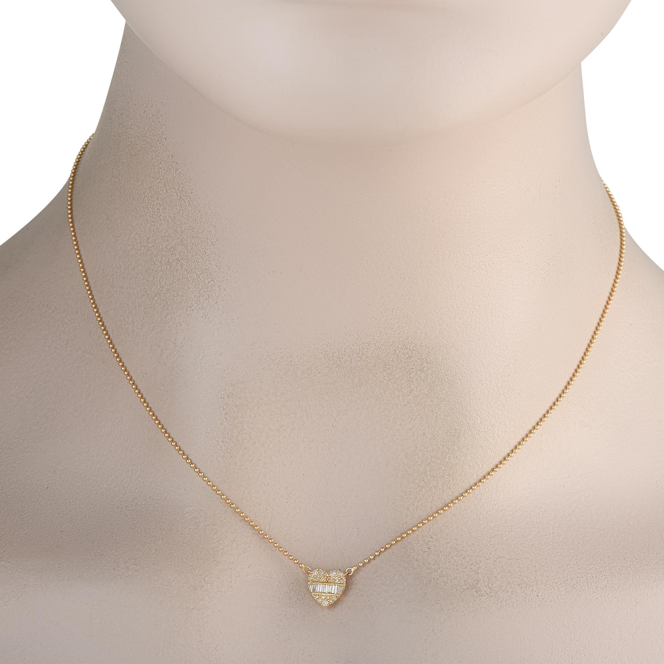 Questa collana è innegabilmente affascinante. Il regalo perfetto per chi ha catturato il tuo cuore, è caratterizzato da un ciondolo a forma di cuore di 0,25 tondi al centro di una catena a 16 sfere. I diamanti, per un peso totale di 0,20 carati,