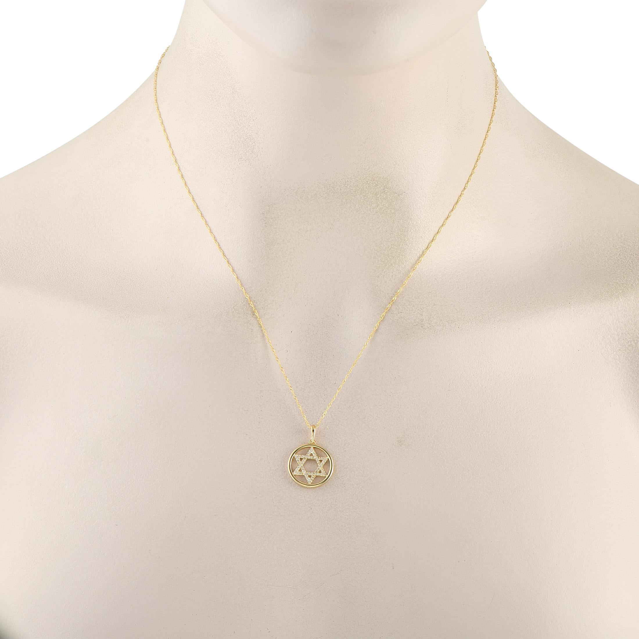 Questa collana in oro giallo 14K è elegante, semplice e sofisticata. In questo squisito accessorio, un ciondolo circolare con una stella a sei punte al centro è sospeso a una delicata catena da 18. I diamanti con un peso totale di 0.20 carati