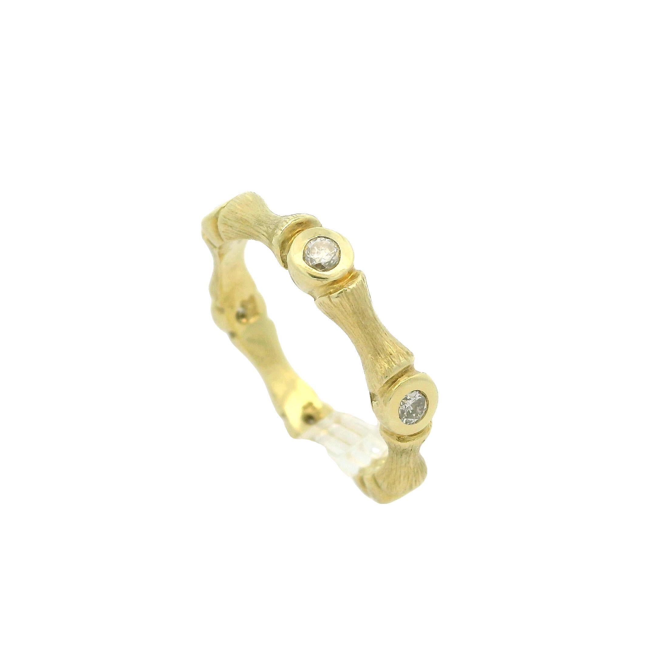 14k Yellow Gold 0.20ctw Bezel Diamonds Textured Finish Bamboo Style Band Ring Excellent état - En vente à Montclair, NJ