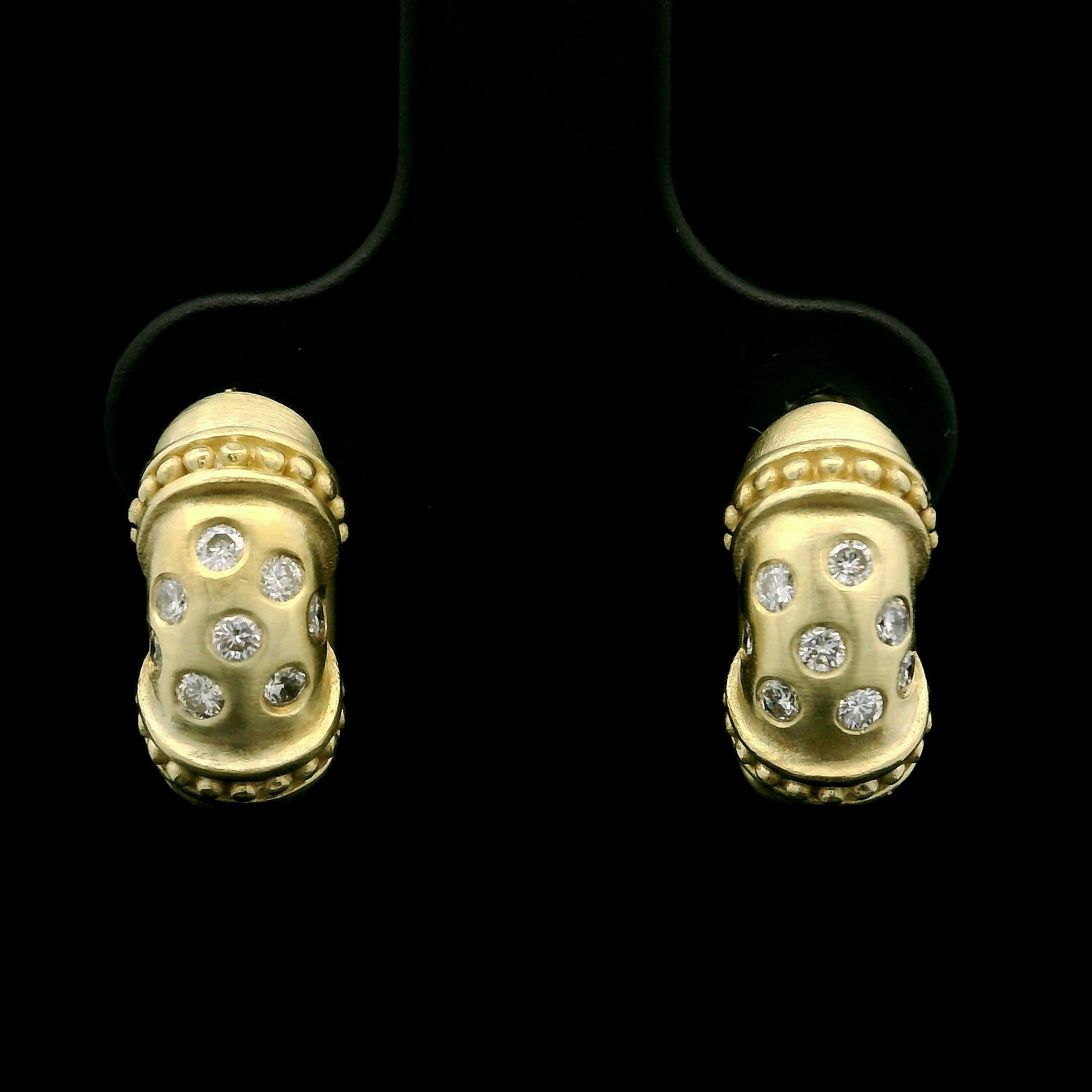 -A. Stone
(16) Diamanti Nature autentici - Taglio Brillante Rotondo - Incastonati - Colore G/H - Purezza VS2 - SI1 - 0,20ctw (esatto)

Materiale: Oro giallo massiccio 14k
Peso: 7,43 grammi
Fondello: Chiusura a scatto (è necessario avere le orecchie